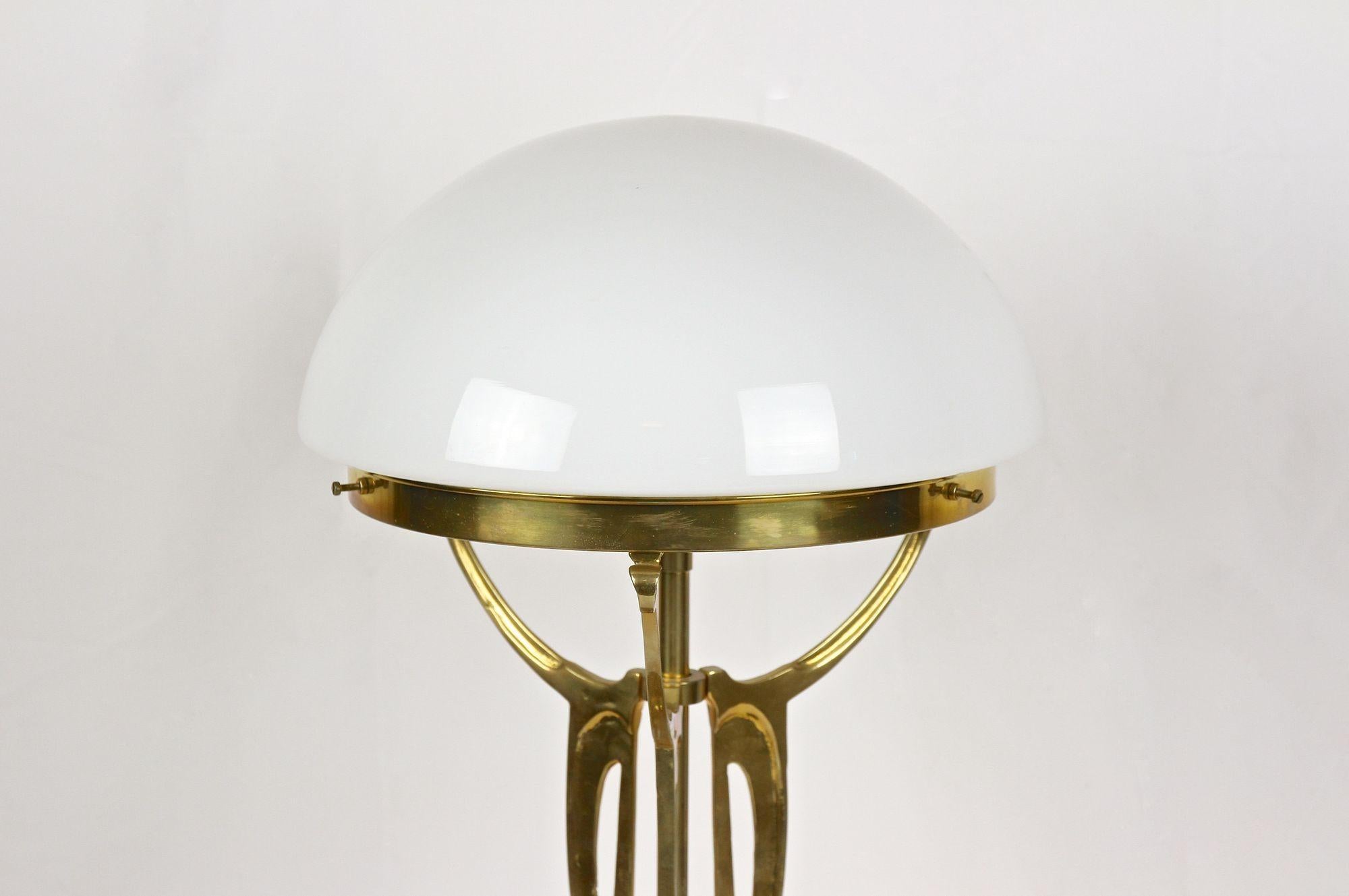 Jugendstil-Tischlampe aus vergoldetem Messing mit Lampenschirm aus weißem Glas, Österreich ca. 1910 (Vergoldet)