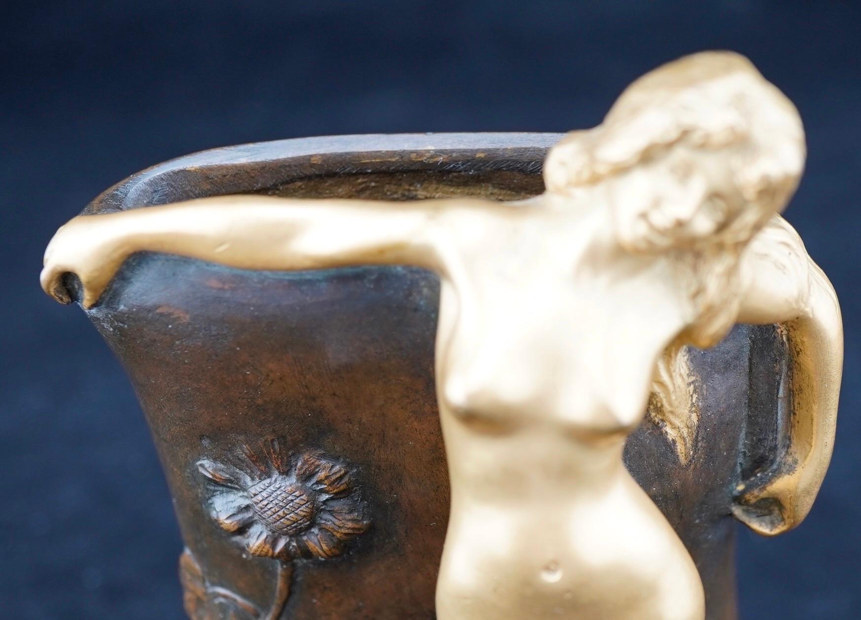 Vase à bourgeons figuratif Art Nouveau en bronze patiné et doré par well listed
le sculpteur Charles Korschann. Signé à la base. 