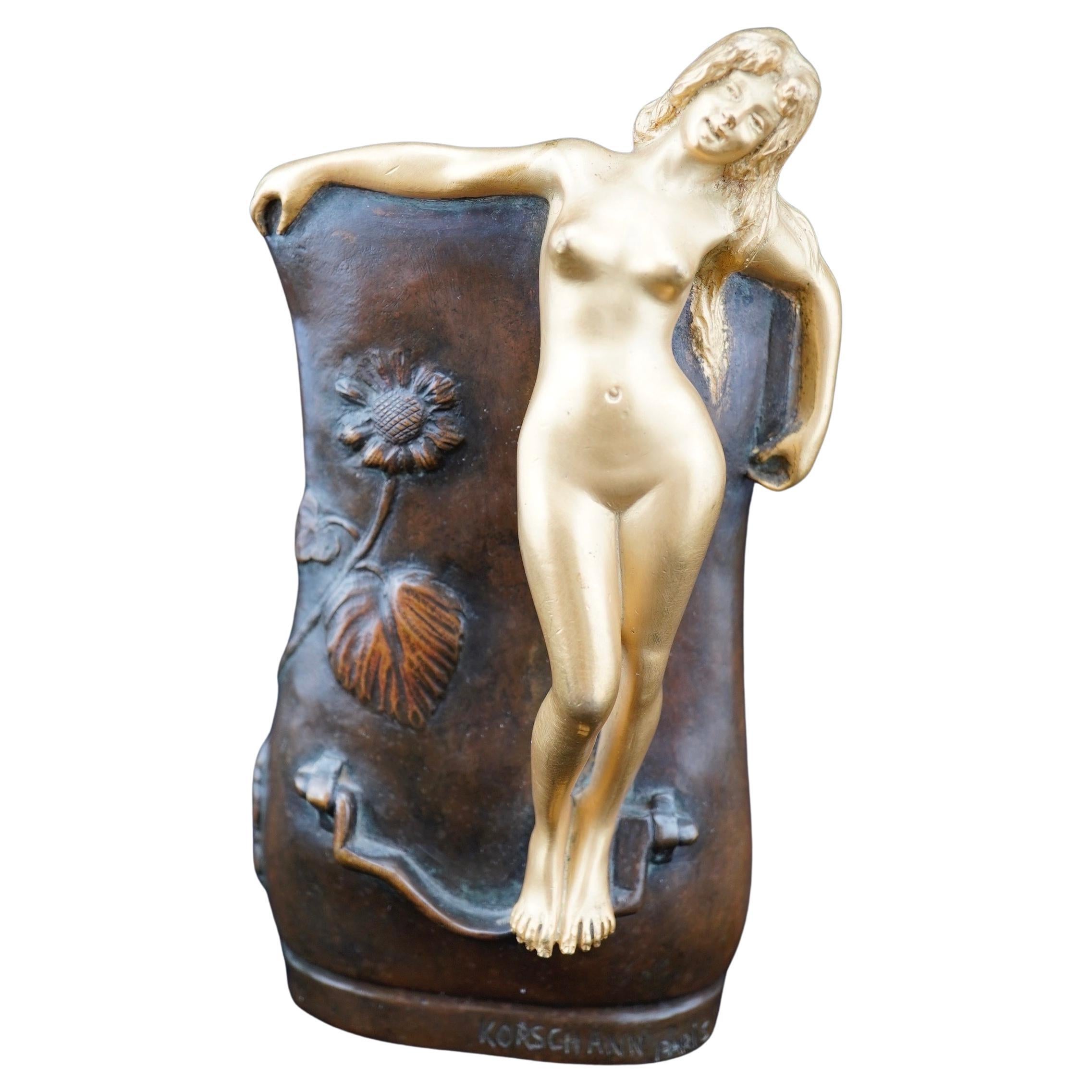 Nu en bronze patiné et doré Art Nouveau  Vase à bourgeons figuratif de Charle Korschann. en vente