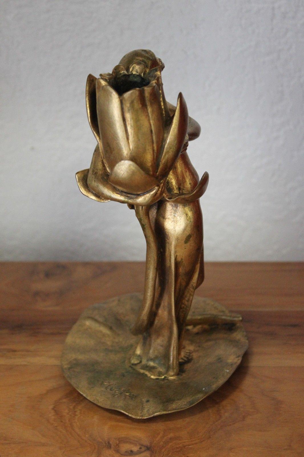 Art Nouveau electrified candlestick signed Clergon, representing a lady holding a tulip. Perfect condition in the style of the greatest artists of that time.
Perfect condition in the taste of the great artists of this time.
Measures: Height 23 cm,