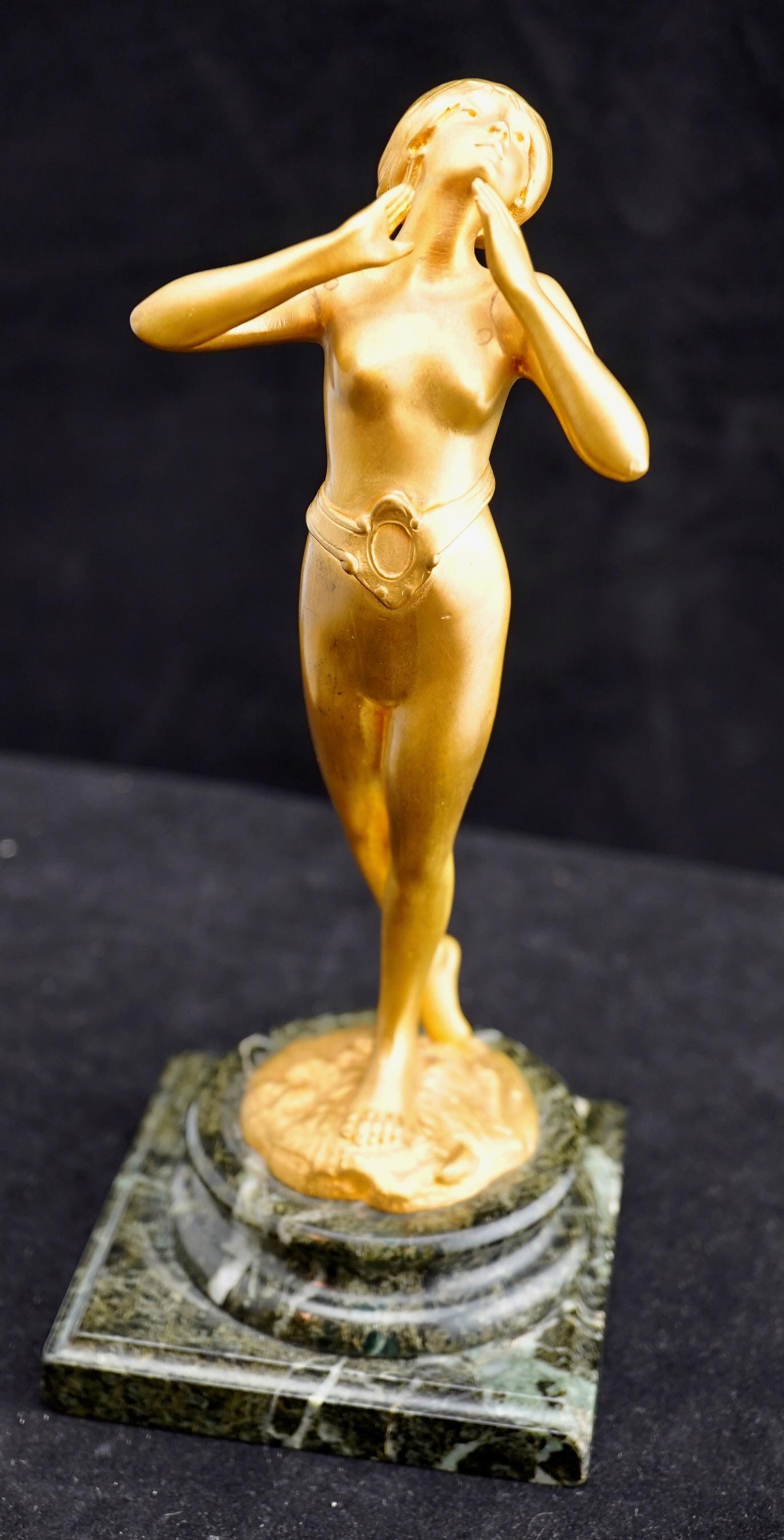 Statue de nu en bronze doré Art Nouveau de George Flamand. Très beau travail d'époque.  S'appuie sur une base carrée de 3 3./4