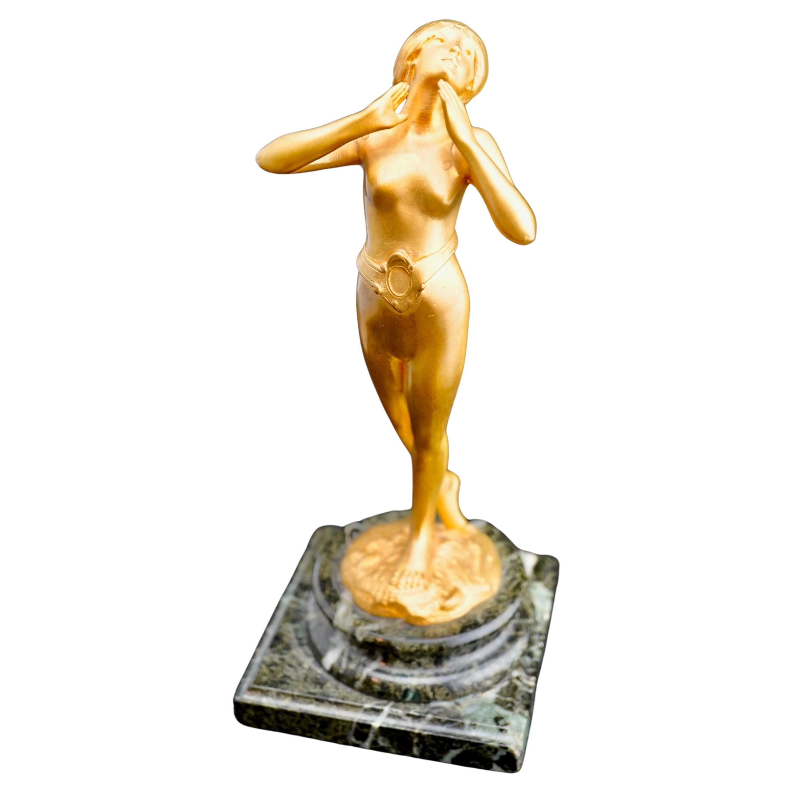 Estatua femenina desnuda de bronce dorado Art Nouveau de Georges Flamand.
