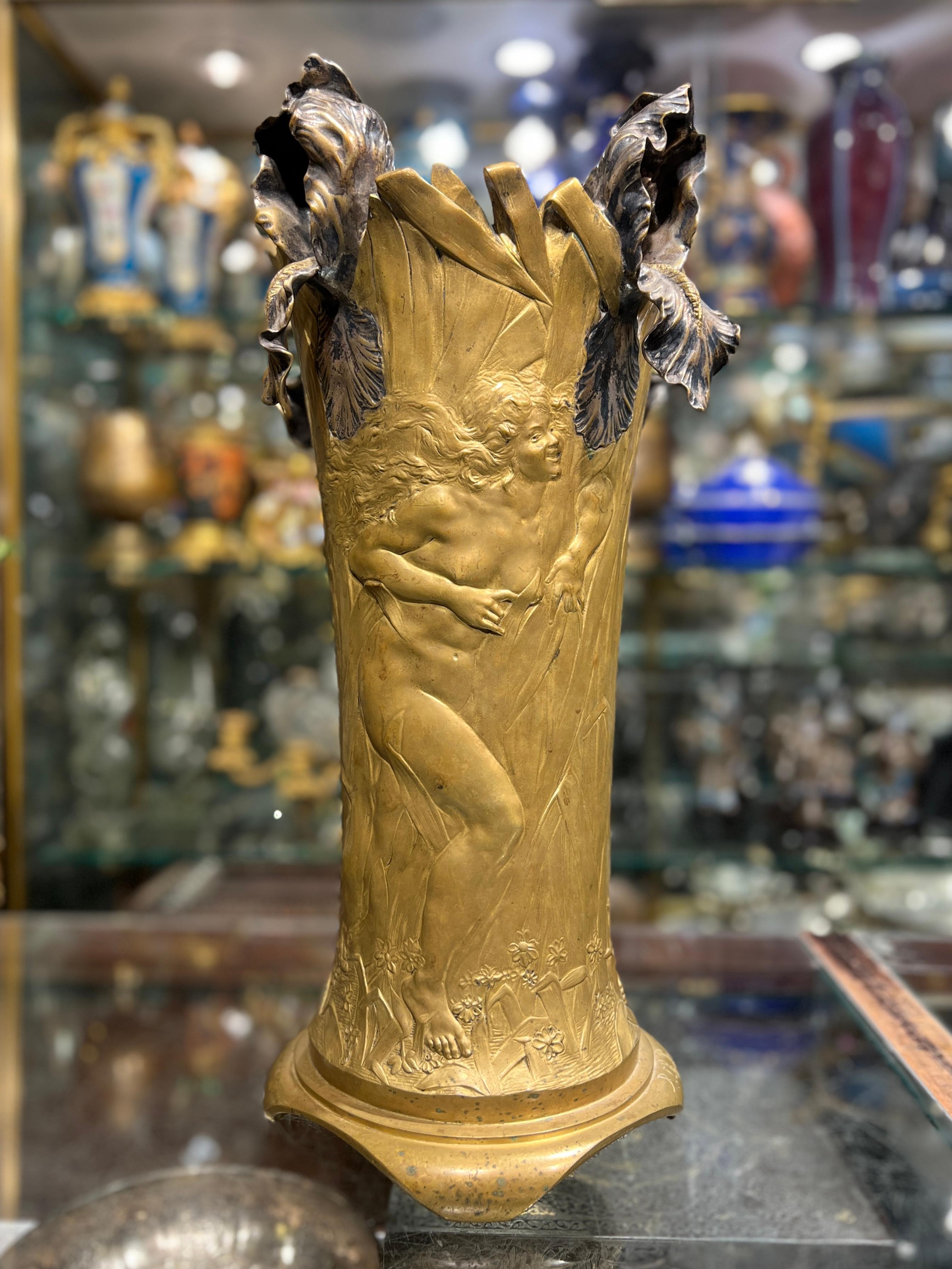 Bellissimo fiore in bronzo dorato del periodo Art Nouveau dello scultore francese, 
Charles Raphaël Peyre (1872-1949) che misura 19 pollici di altezza con la sua fodera metallica originale rimovibile.  Firmato.