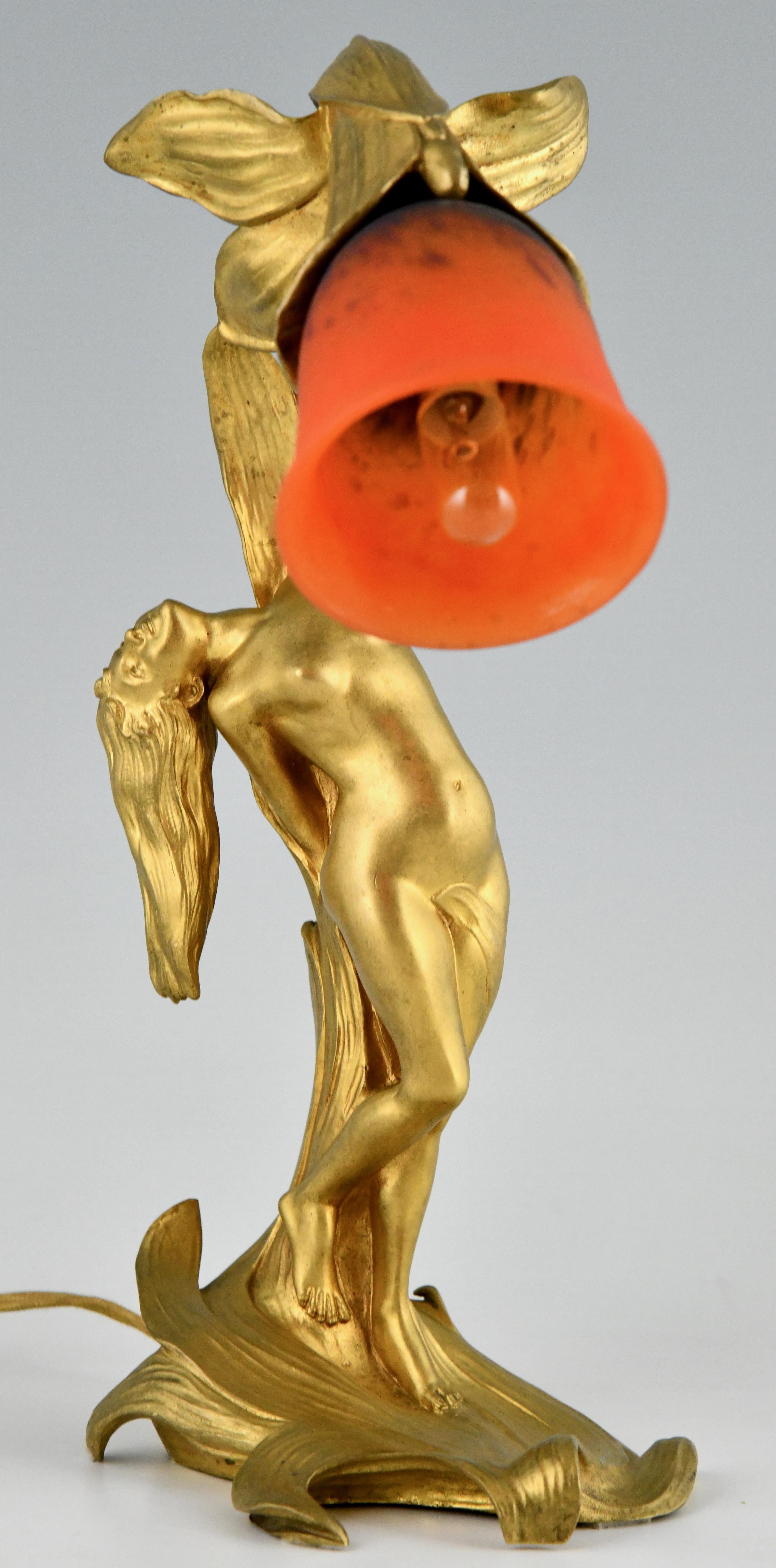 Lámpara Art Nouveau de bronce dorado con desnudo de Helène Sibeud con cristal Schneider. Francés en venta
