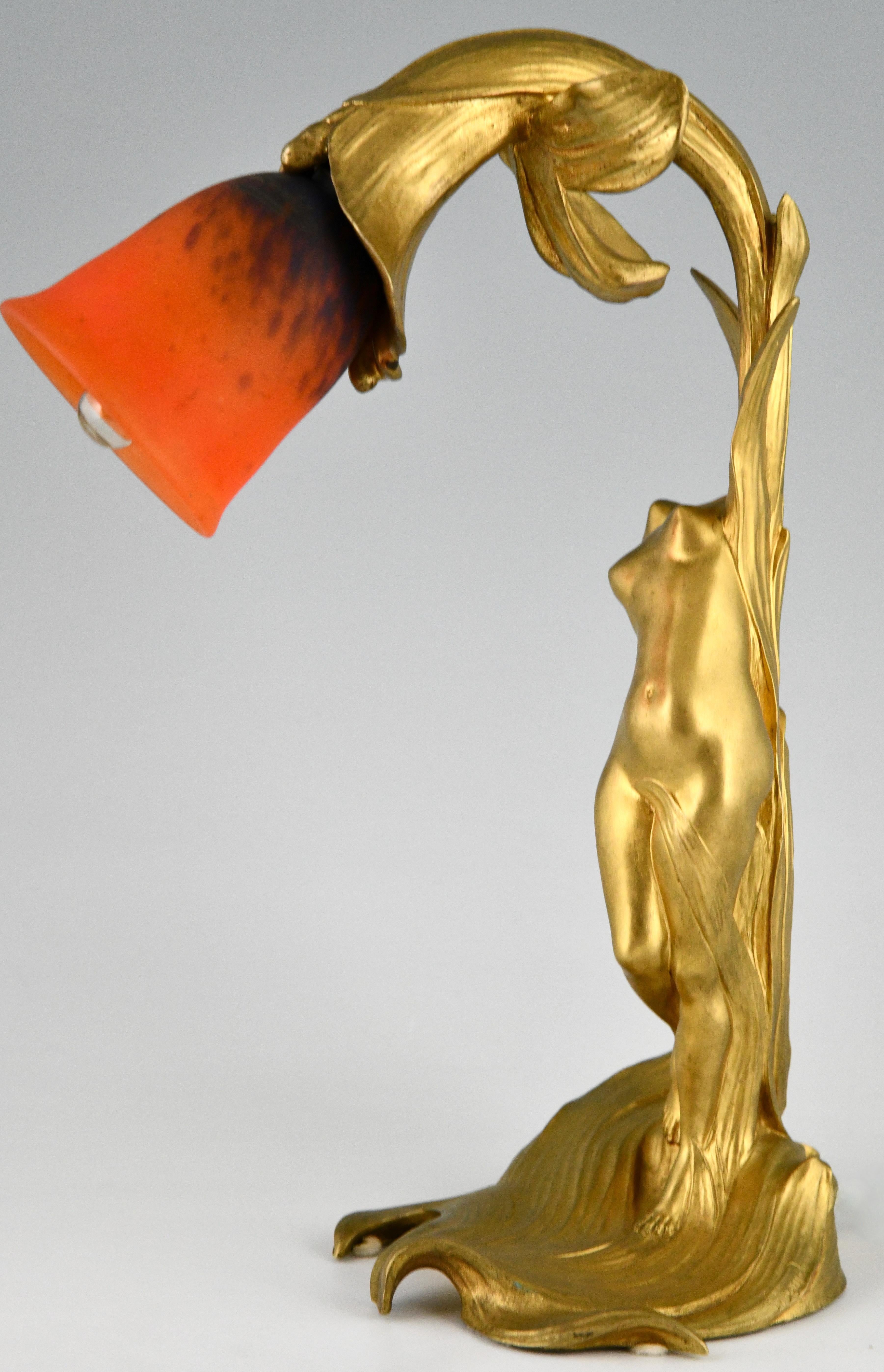Lámpara Art Nouveau de bronce dorado con desnudo de Helène Sibeud con cristal Schneider. Dorado en venta