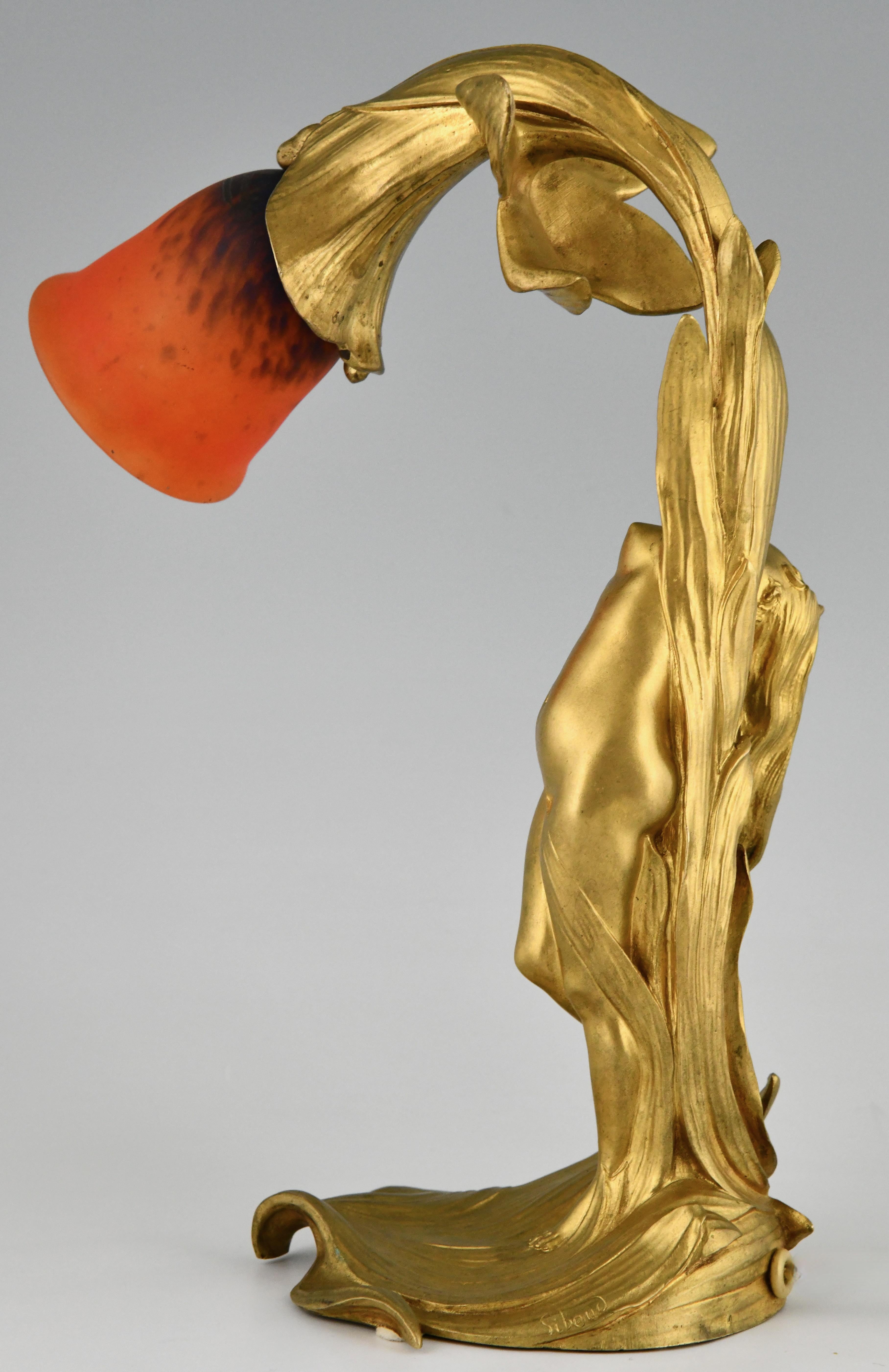 Lámpara Art Nouveau de bronce dorado con desnudo de Helène Sibeud con cristal Schneider. en Bueno estado para la venta en Antwerp, BE