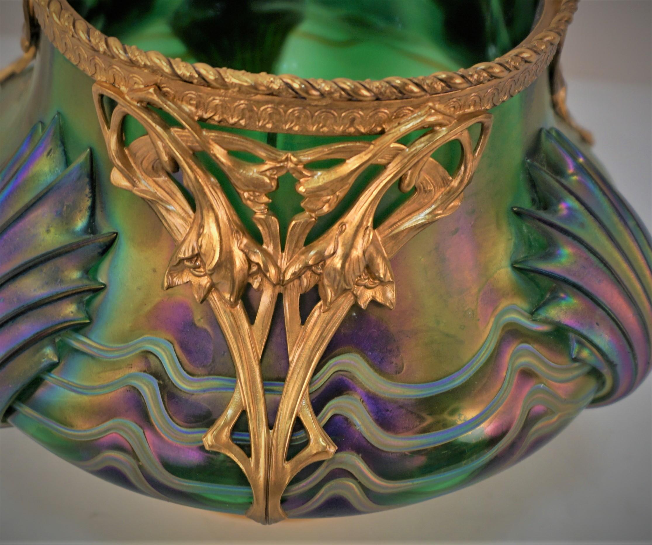 Schöne Jugendstil-Vase aus mundgeblasenem, irisierendem grünem Glas mit vergoldeter Bronzemontage.