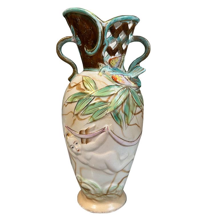 XX secolo Vaso in ceramica dorata Art Nouveau con motivo di fiori e cherubini - Giappone in vendita