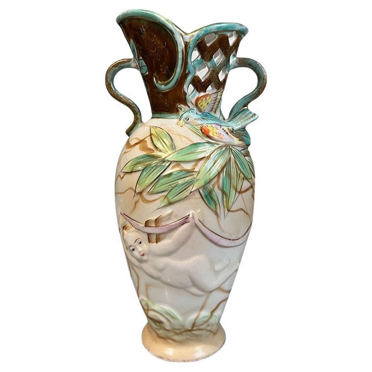 Vergoldete Jugendstil-Keramikvase mit Blumen- und Puttenmotiv - Japan