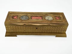 Cassapanca in metallo dorato Art Nouveau con medaglioni con ritratti, circa 1900