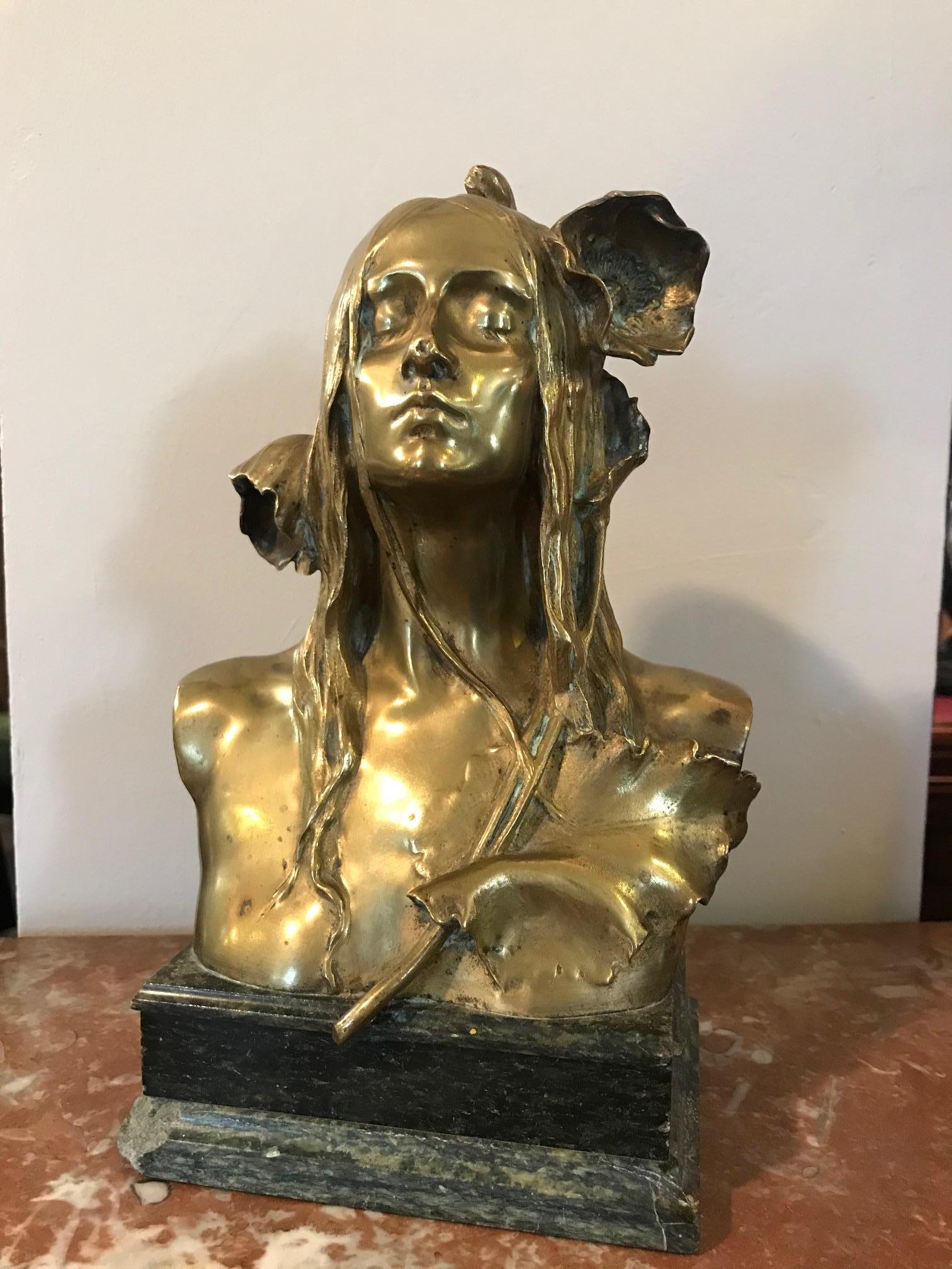 Belle et rare sculpture de femme en bronze doré Art Nouveau sur une base en marbre (un coin cassé). Très belle patine dorée. 
Nommée Ophélie:: et aussi appelée 