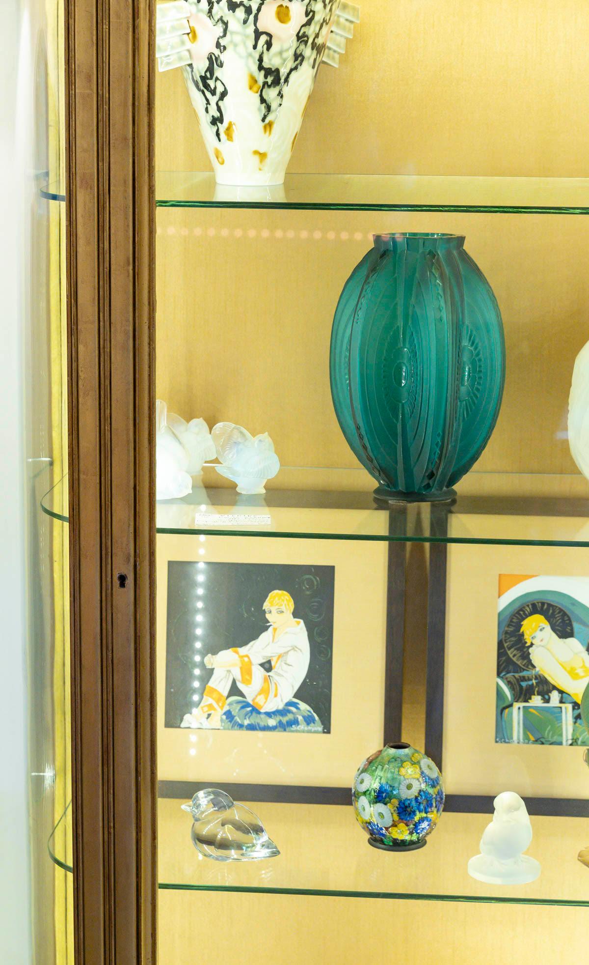 Art Nouveau, Giltwood Illuminated Display Cabinet by Emile Bernaux, circa 1910. In Good Condition For Sale In Saint-Ouen, FR
