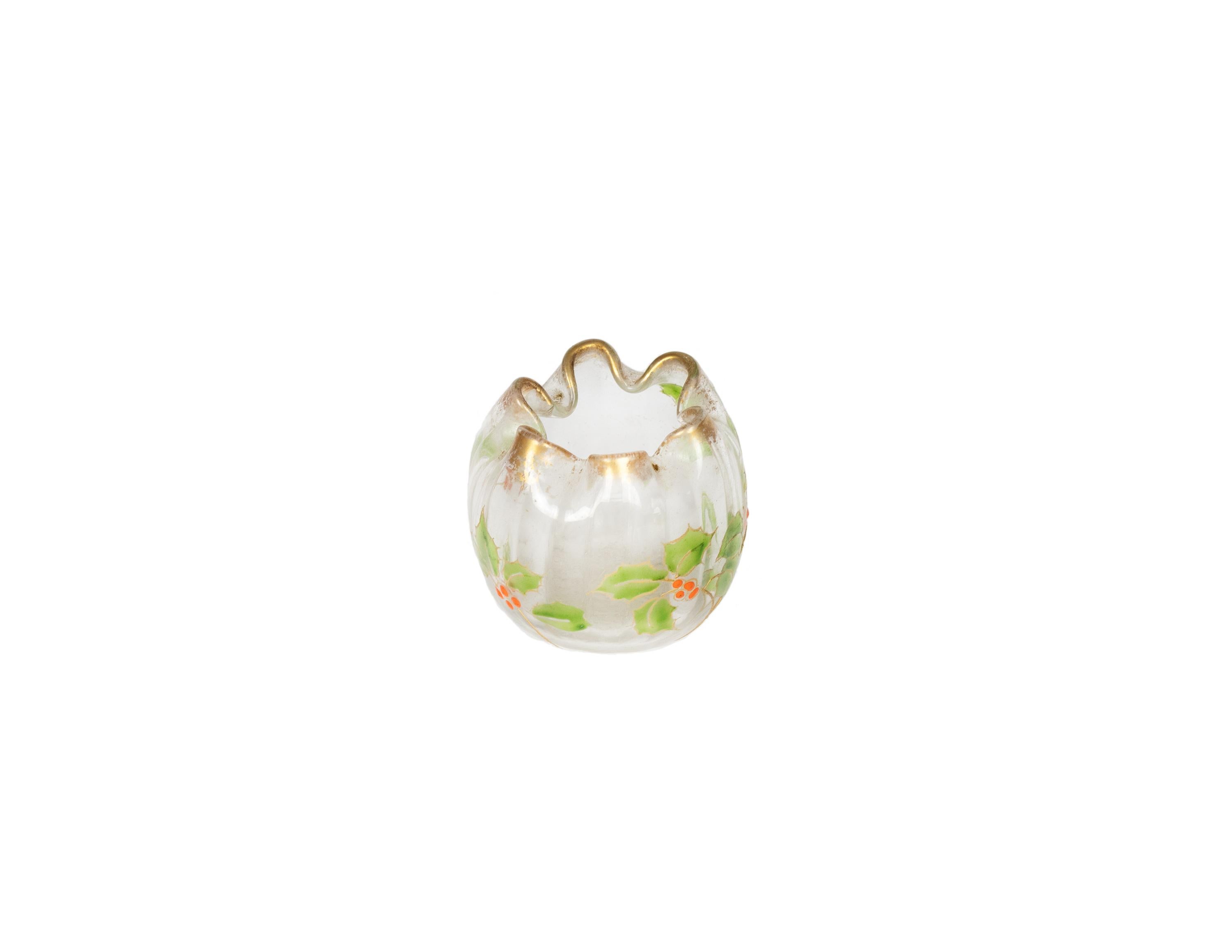 Questo vaso a bulbo in vetro in miniatura, risalente ai primi anni del 1900, cattura l'essenza dell'Art Nouveau grazie alle sue curve armoniose, ai delicati motivi botanici e ai dettagli smaltati dipinti a mano che conferiscono una bellezza ispirata