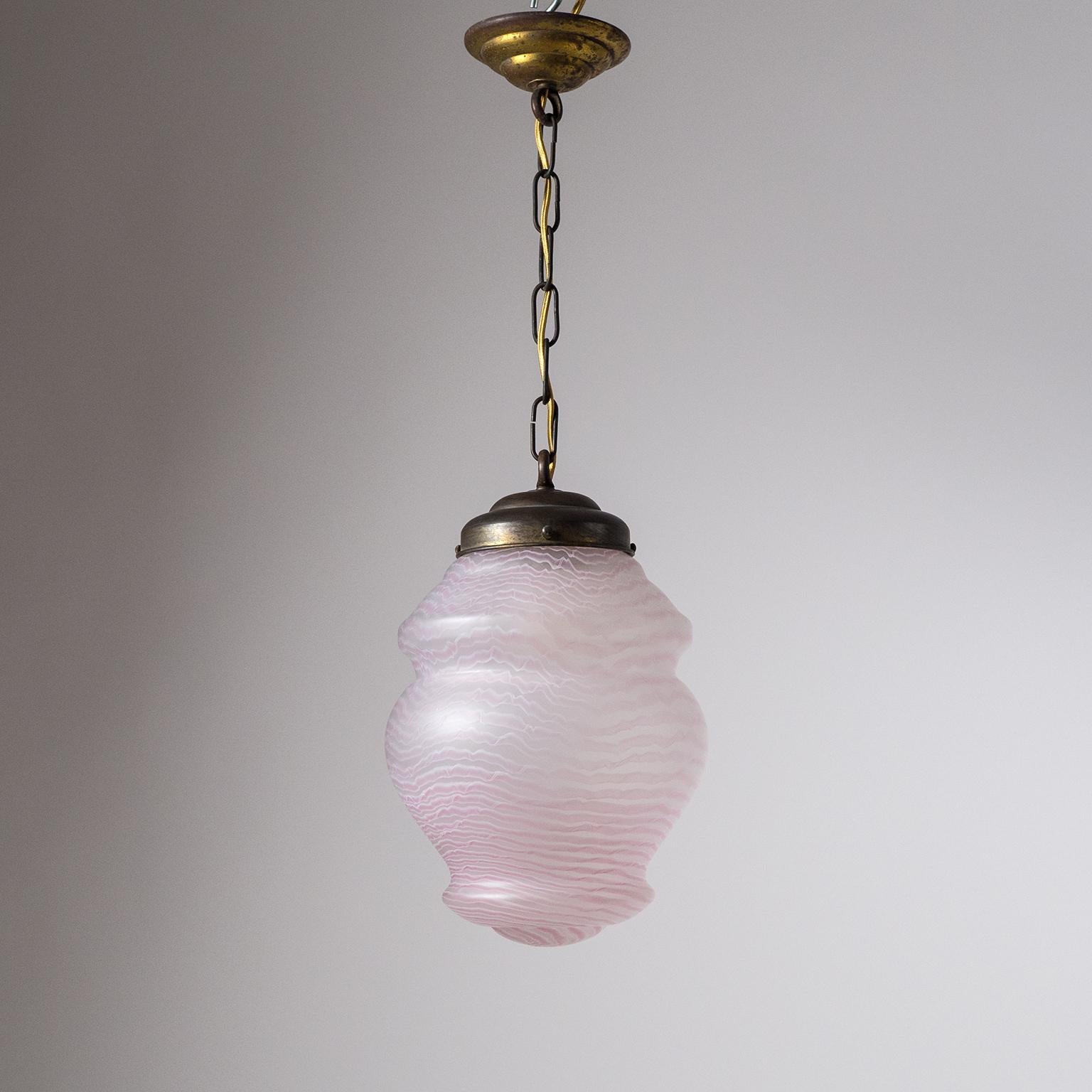 Lovely Art Nouveau/Deco pendant from the early 20th century. Wonderful art glass diffuser with organically Dual-tone striped pattern and a satin finish. Fine original condition with a dark patina on the brass. One original brass E27 socket with new