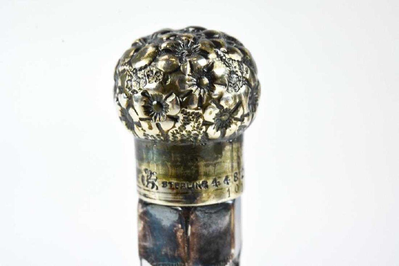 Le flacon de parfum en verre Art nouveau est orné d'un couvercle et d'un capuchon en filigrane d'argent sterling anglais (estampillé et avec un lion rampant). Le design reflète la période Art nouveau de la fin du XIXe siècle et du début du XXe