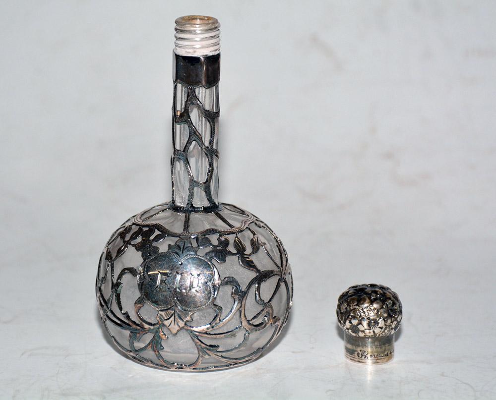 Parfümflasche aus Glas im Jugendstil mit filigranem Überzug aus englischem Sterlingsilber (Englisch) im Angebot