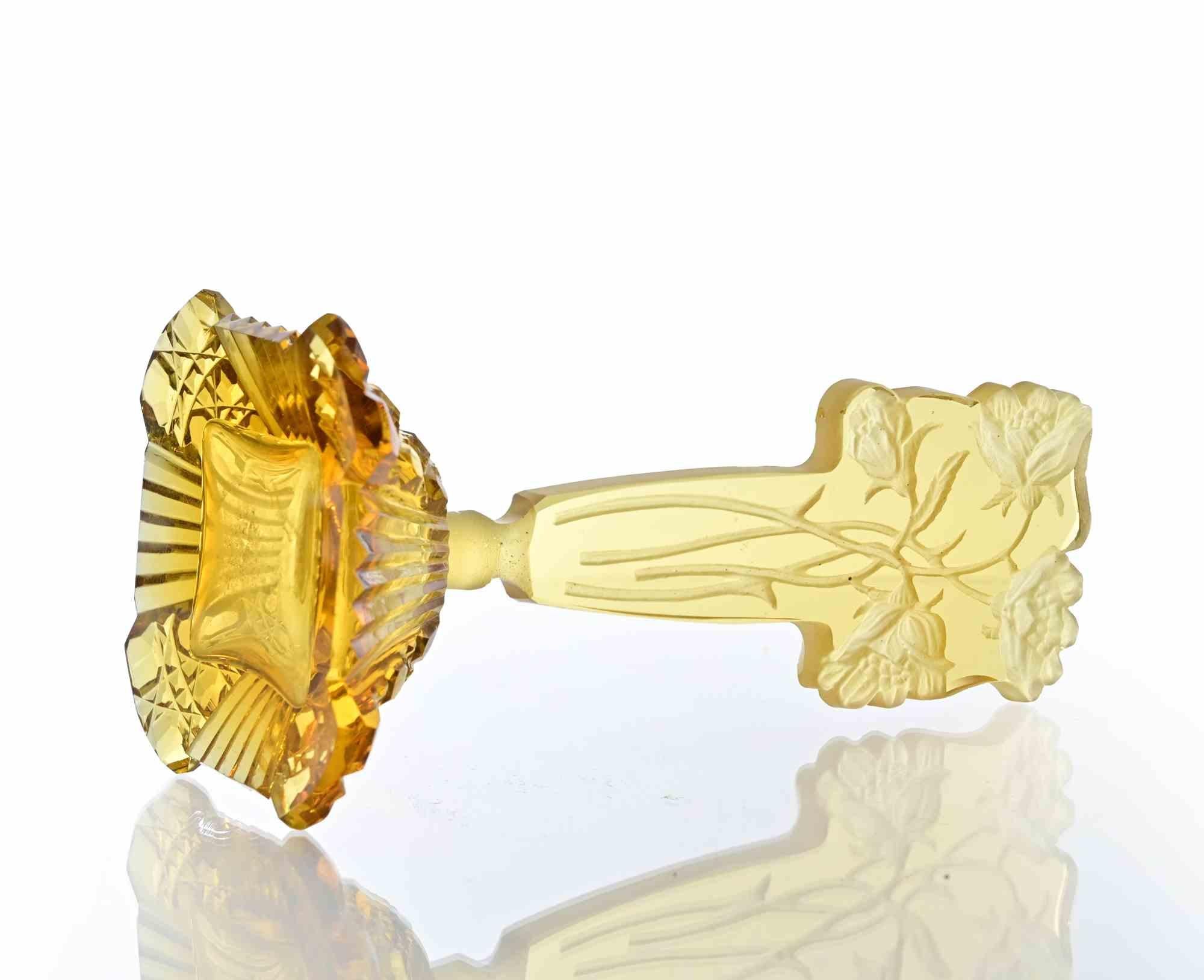 Elegante sculpture en verre de style Art nouveau avec différentes nuances de jaune et de rouge.

Très bon état.

