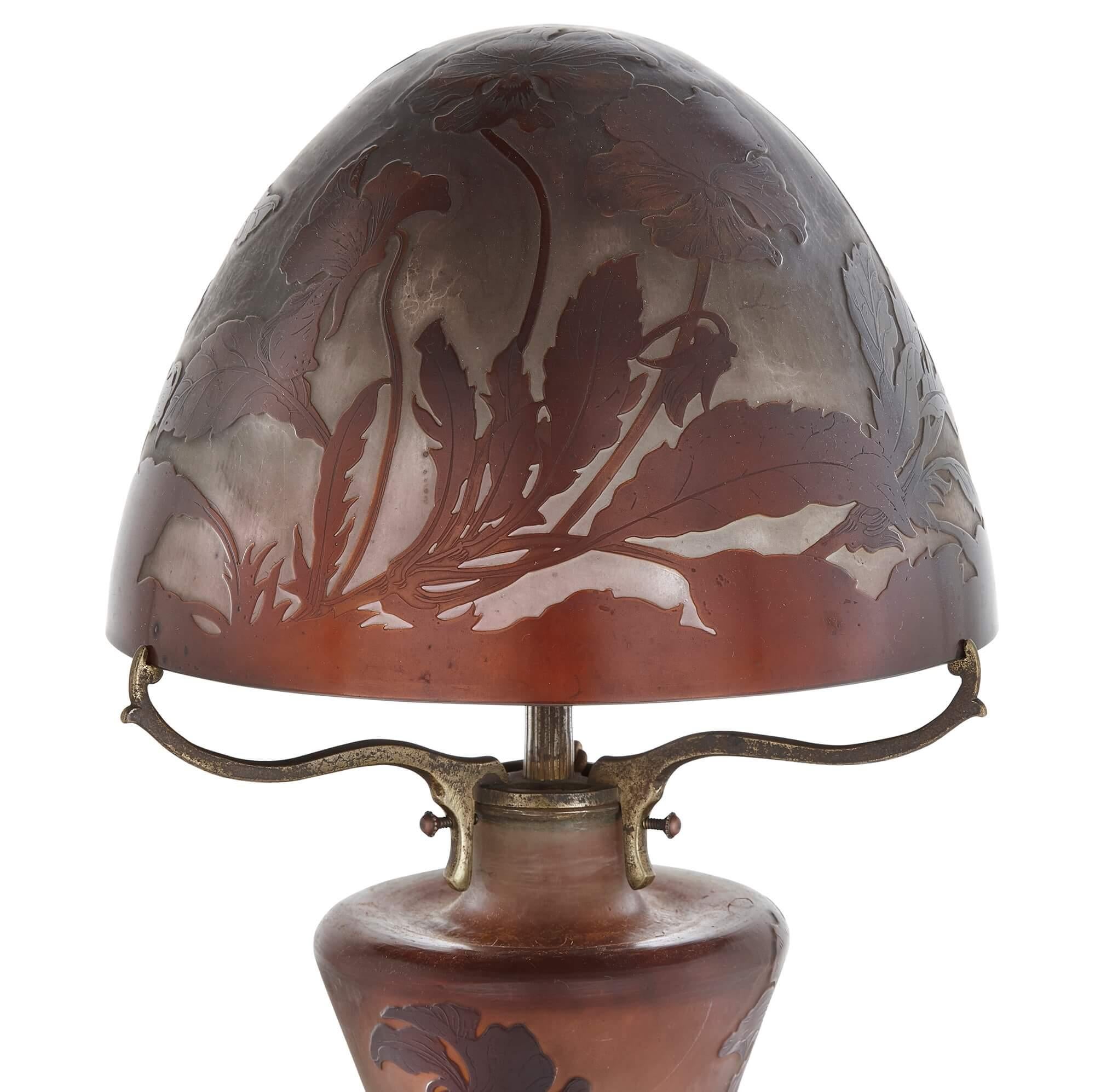 Lampe de table en verre Art Nouveau d'Émile Gallé
Français, c.C. 1900
Hauteur 58 cm, diamètre 22 cm

Cette étonnante lampe Art nouveau est l'œuvre de l'un des principaux praticiens de ce style : Émile Gallé. La lampe présente une tige élancée et