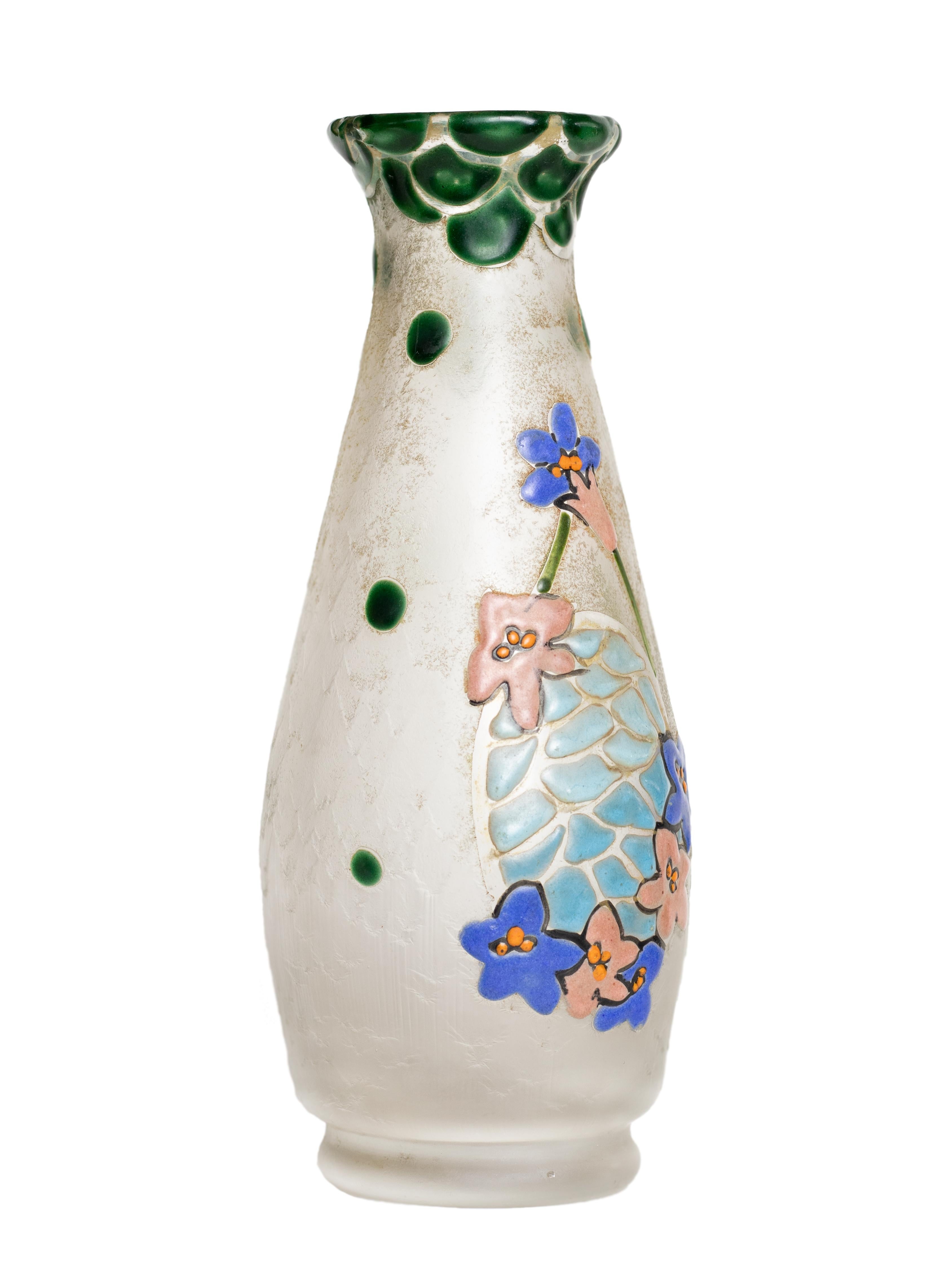 Questo vaso in vetro cammeo del famoso vetraio francese François-Théodore Legras mette in mostra la bellezza e la maestria del periodo Art Nouveau. 
Creato all'inizio del XX secolo, presenta uno sfondo bianco smerigliato ornato da intricati fiori