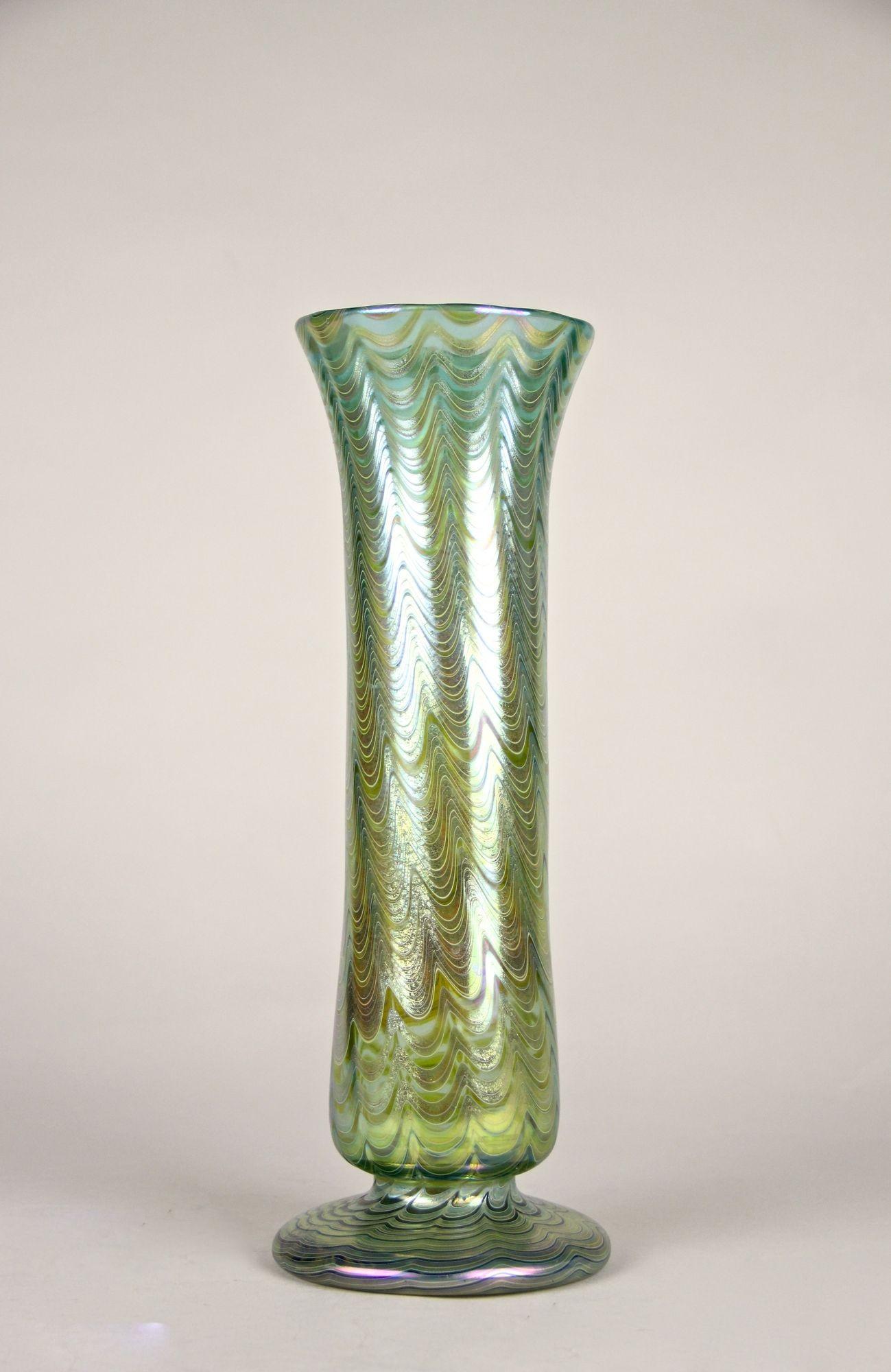Art Nouveau Glass Vase by Loetz, Phaenomen Genre 6893 Green, Bohemia ca. 1899 For Sale 3