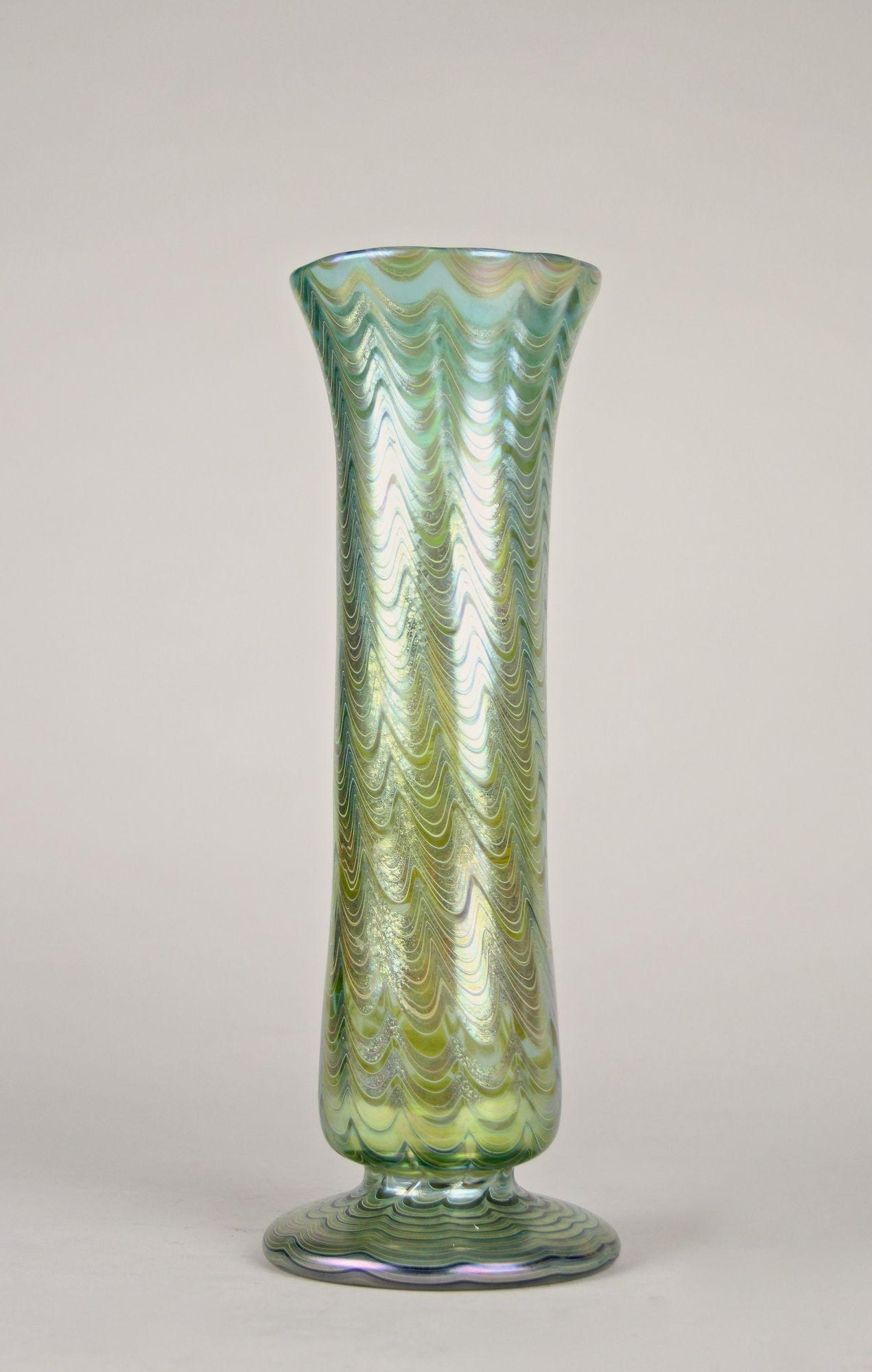 Czech Art Nouveau Glass Vase by Loetz, Phaenomen Genre 6893 Green, Bohemia ca. 1899 For Sale