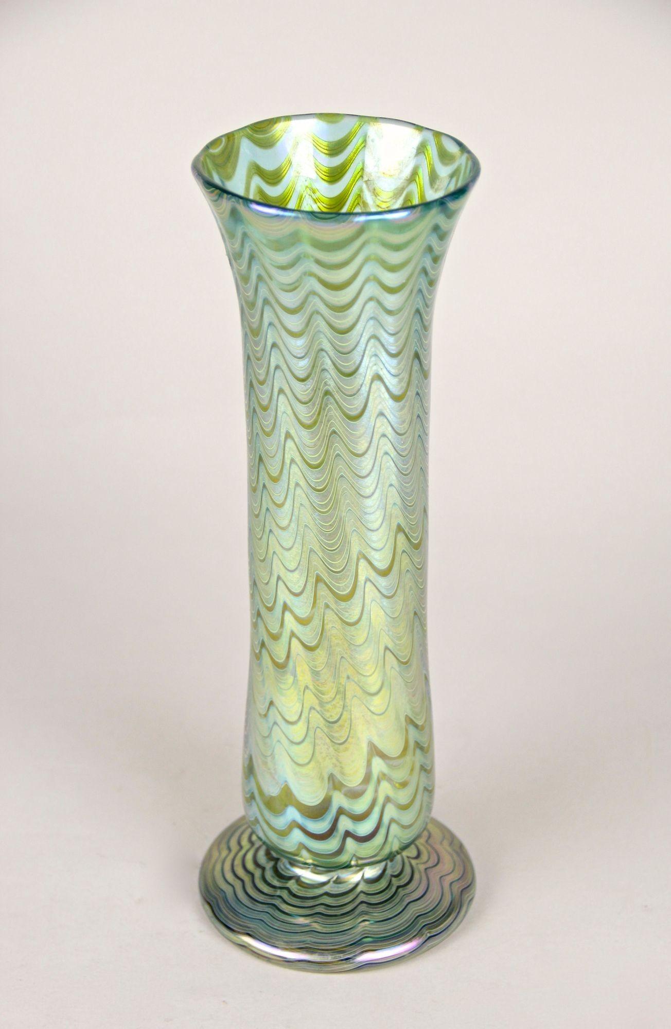 Art Nouveau Glass Vase by Loetz, Phaenomen Genre 6893 Green, Bohemia ca. 1899 In Good Condition For Sale In Lichtenberg, AT
