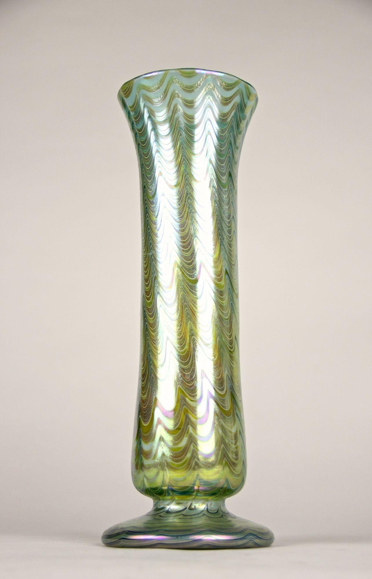 Art Nouveau Glass Vase by Loetz, Phaenomen Genre 6893 Green, Bohemia ca. 1899 For Sale 1