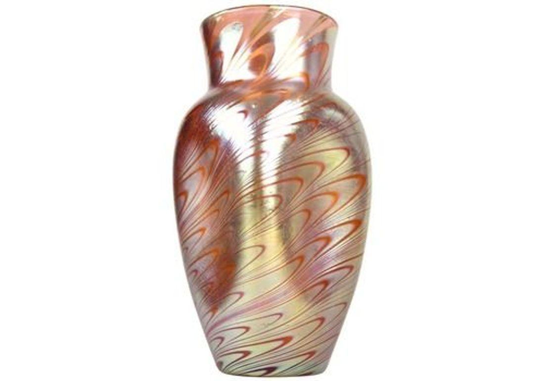 Eccezionale e raro vaso in vetro Loetz Glass proveniente dai rinomati laboratori di Klostermuehle (Bohemia) del primo periodo Art Nouveau, intorno al 1902. Il bellissimo corpo in vetro rosa soffiato a bocca colpisce per la sua superficie iridescente