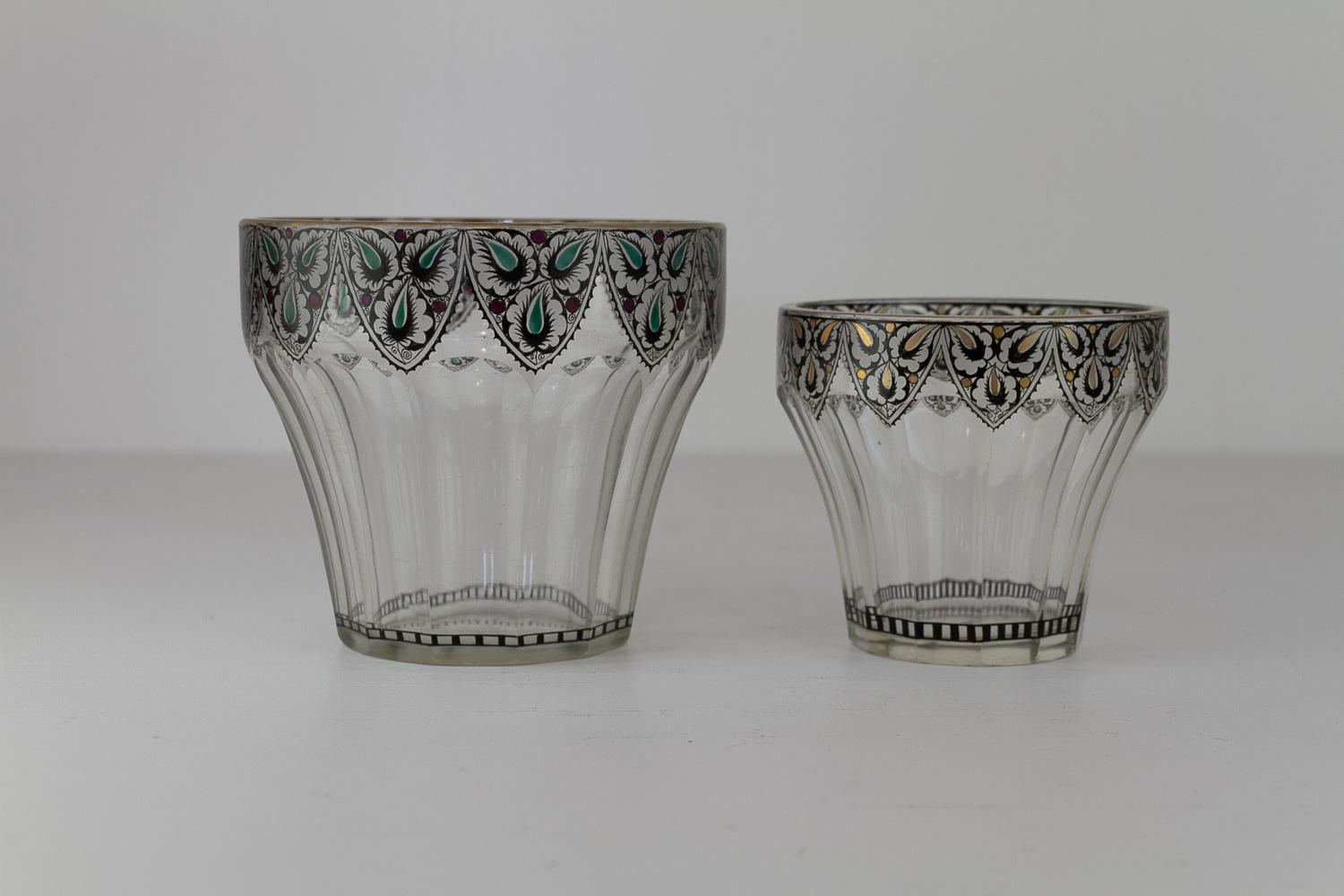 Vasi in vetro Art Nouveau, anni '20. Set di 2.

Coppia di antichi vasi decorativi tedeschi in vetro trasparente con motivi floreali e bordo dorato. 

Molto adatto per tulipani, narcisi o altri fiori con steli spessi.

Taglie: 
Grande: Diametro 15,5