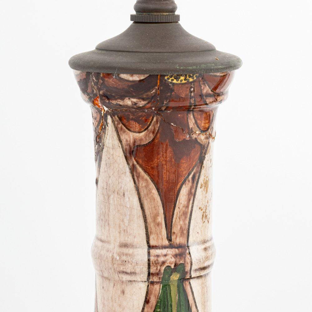 Pareja de Jarrones de Cerámica Artística Esmaltada Art Nouveau Montados como Lámparas, con motivos florales y de hojas montados sobre base de madera. Total: 30,5