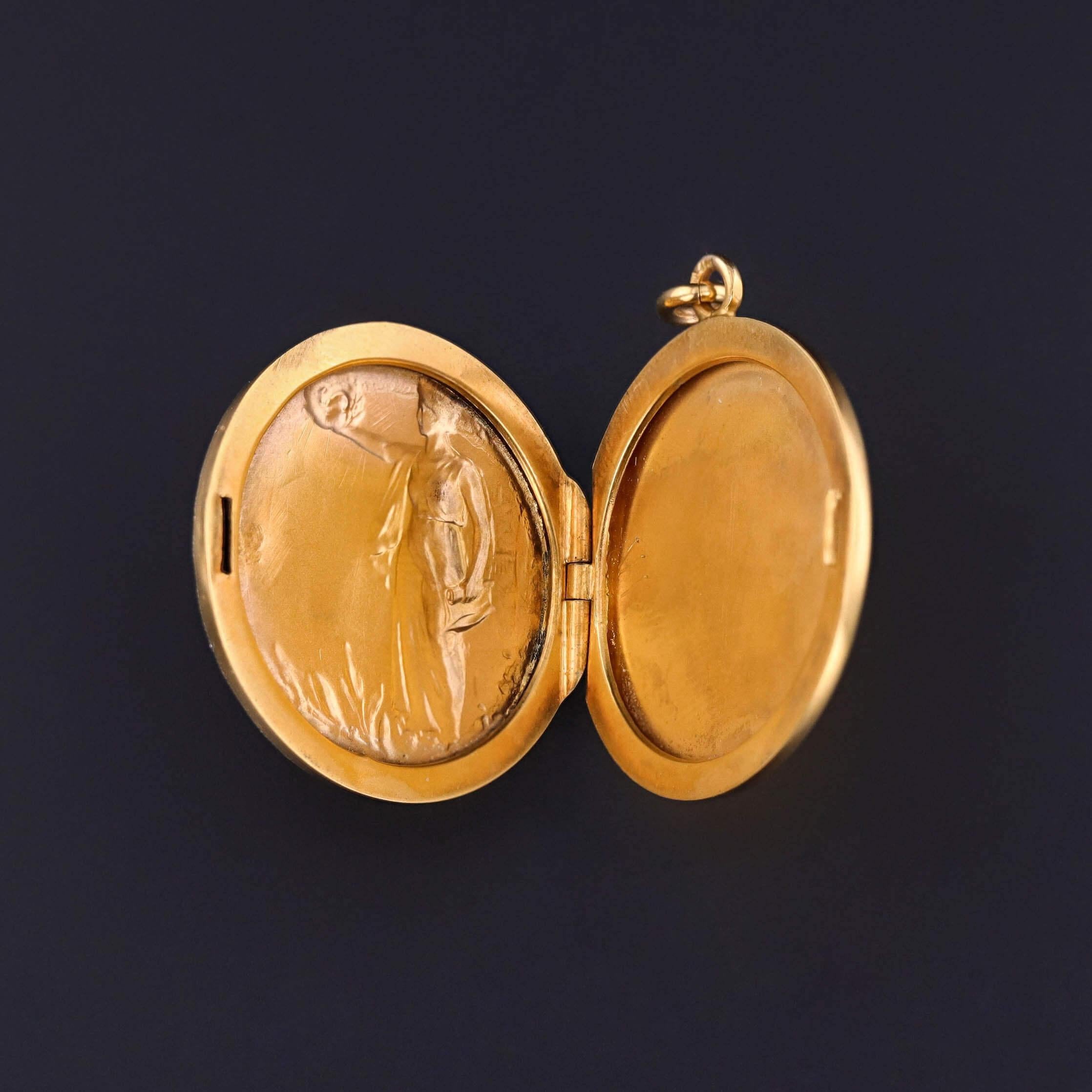 Vittoriano Art Nouveau Goddess Locket of 18k Gold in vendita