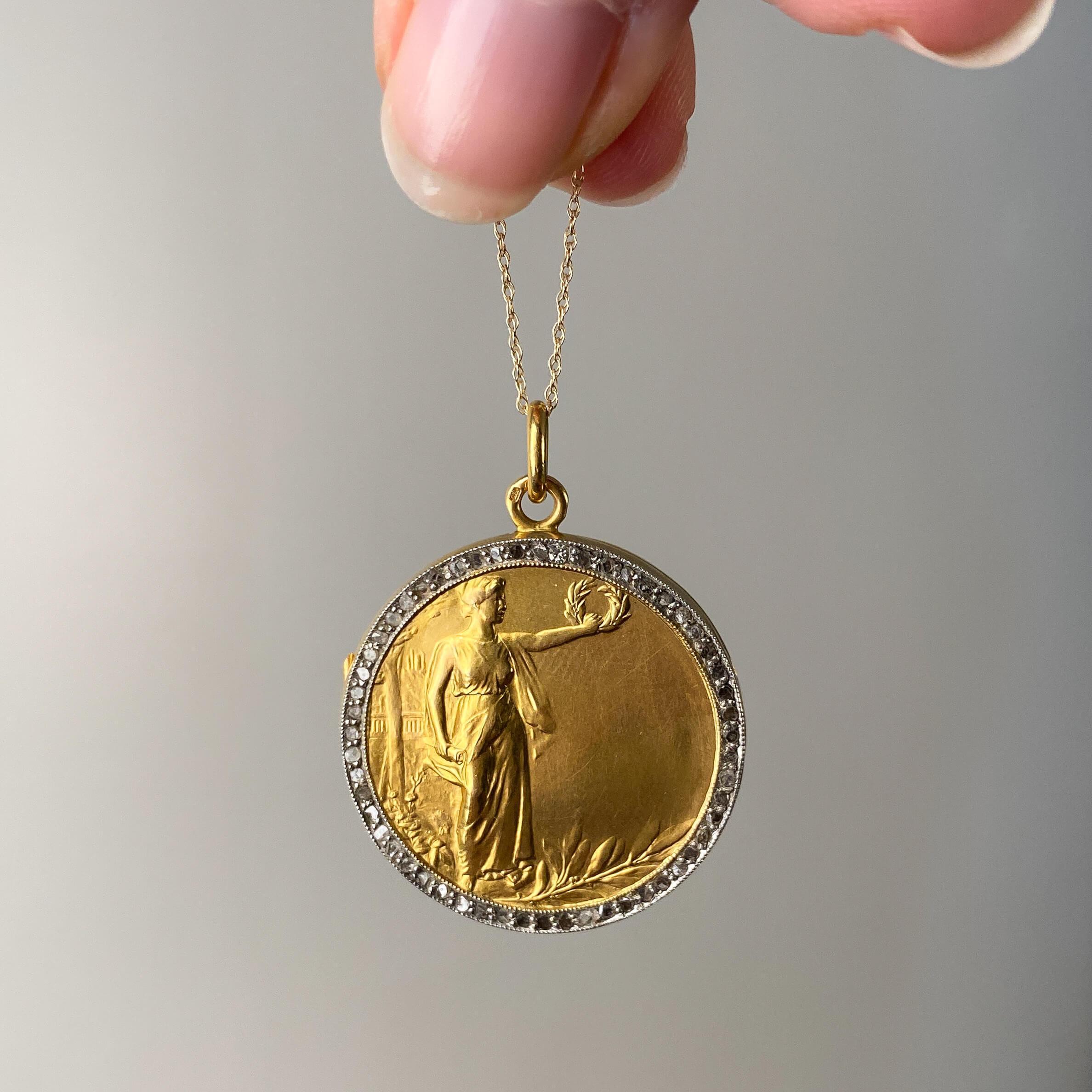 Art Nouveau Goddess Locket of 18k Gold In condizioni buone in vendita a Lewisburg, PA