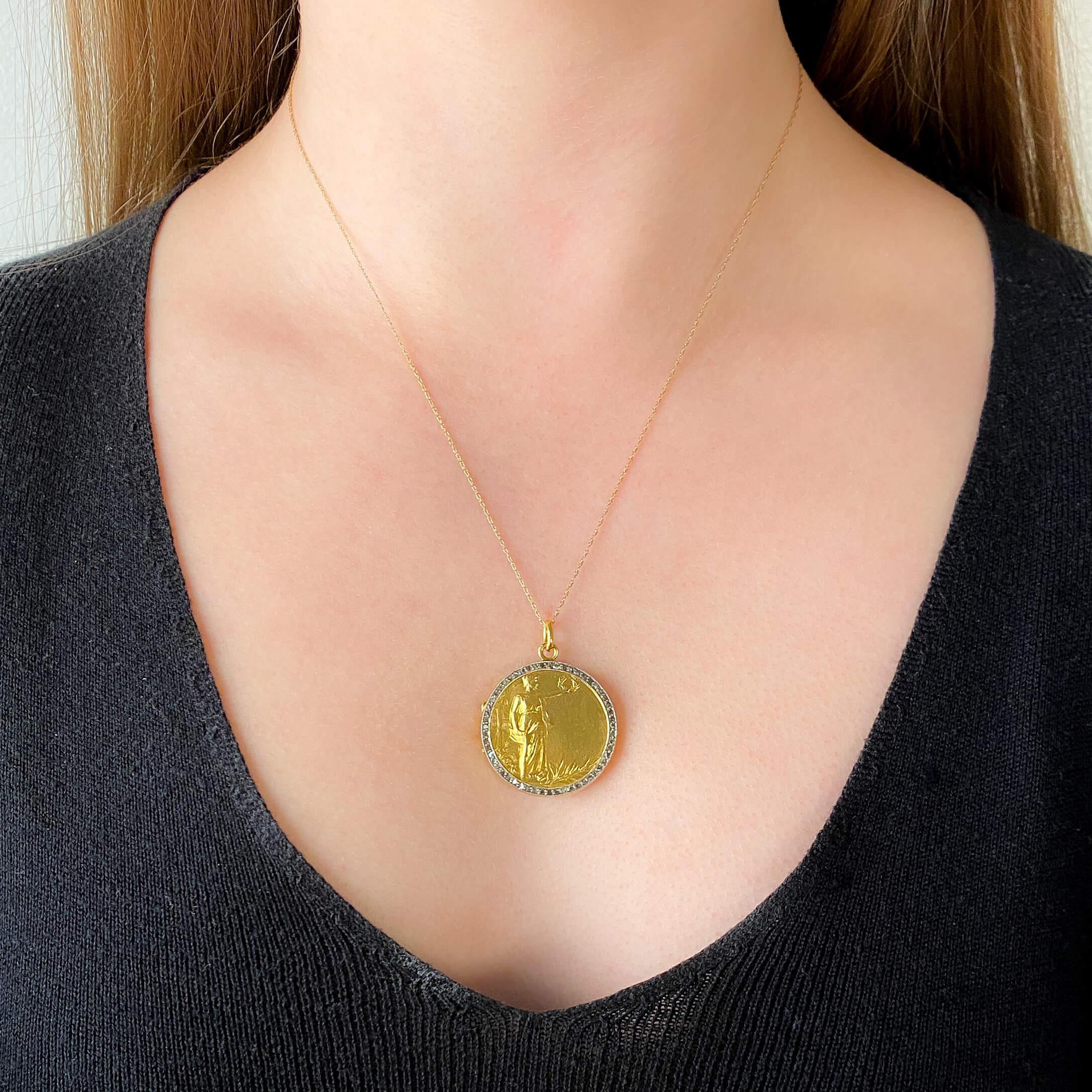 Donna Art Nouveau Goddess Locket of 18k Gold in vendita