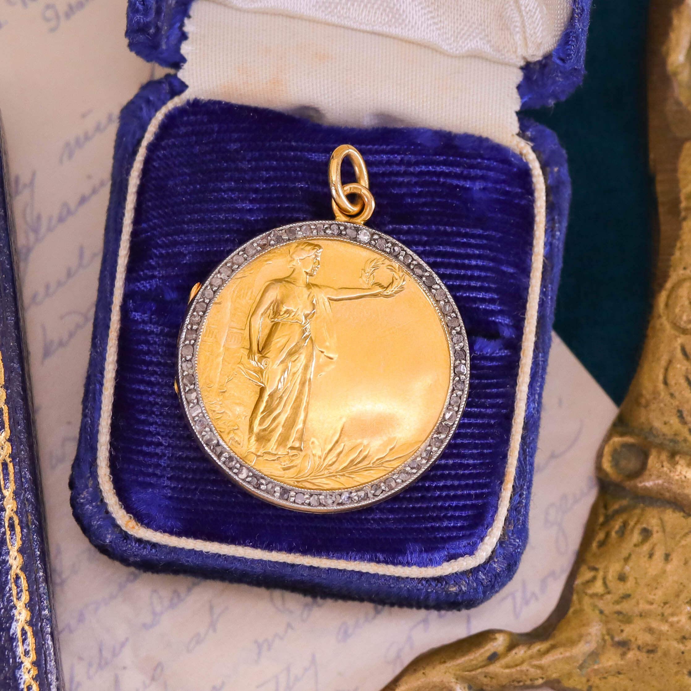 Art Nouveau Goddess Locket of 18k Gold in vendita 1