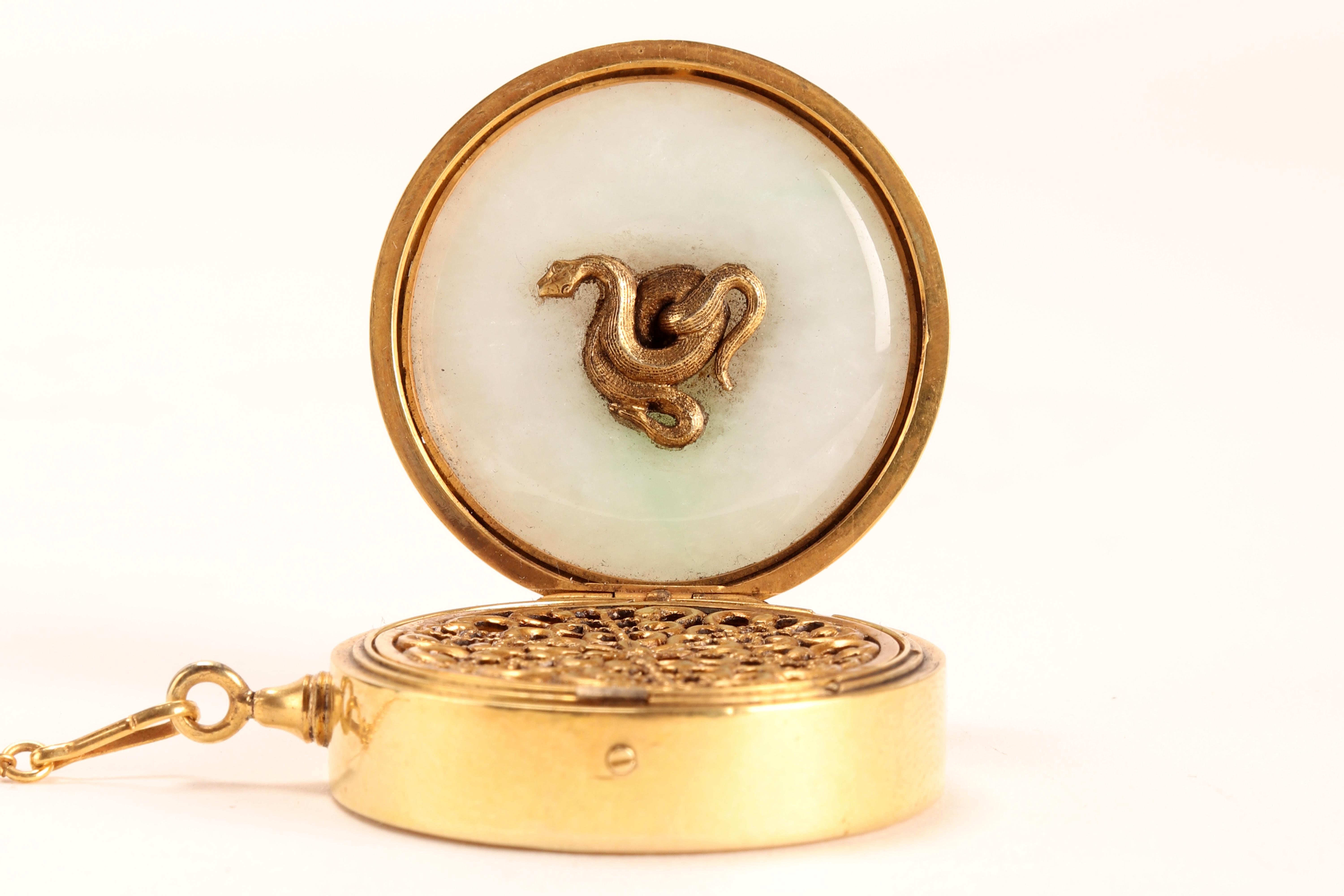 Jugendstil-Vinaigrette aus Gold und Jade mit Schlangen, Frankreich 1900 (20. Jahrhundert) im Angebot