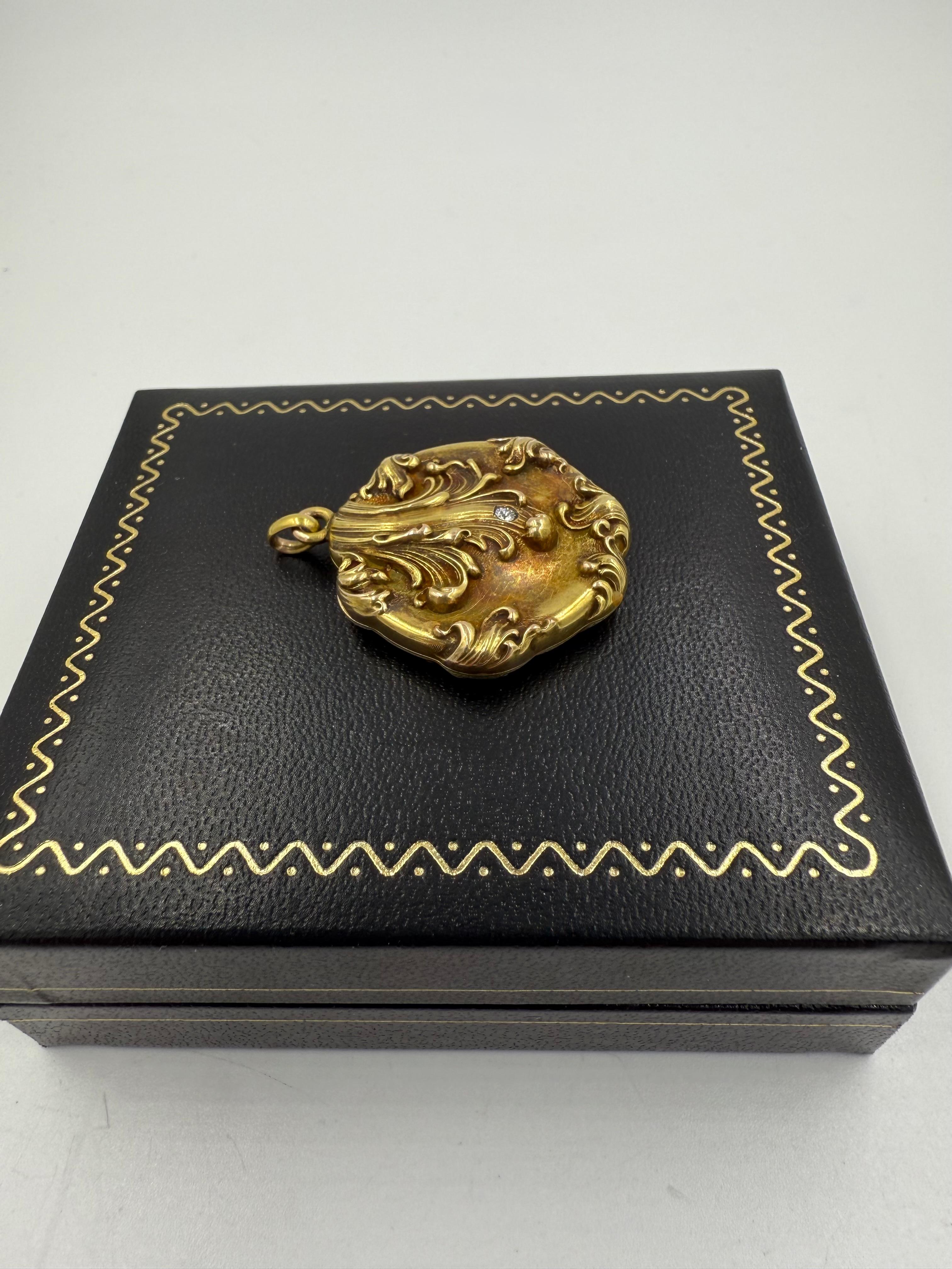 Relicario Art Nouveau de oro y diamantes, circa 1905.

El Relicario Art Nouveau de oro y diamantes, circa 1905, está adornado con motivos de hojas de acanto modificadas. Este medallón de bello diseño también está engastado con un diamante de talla