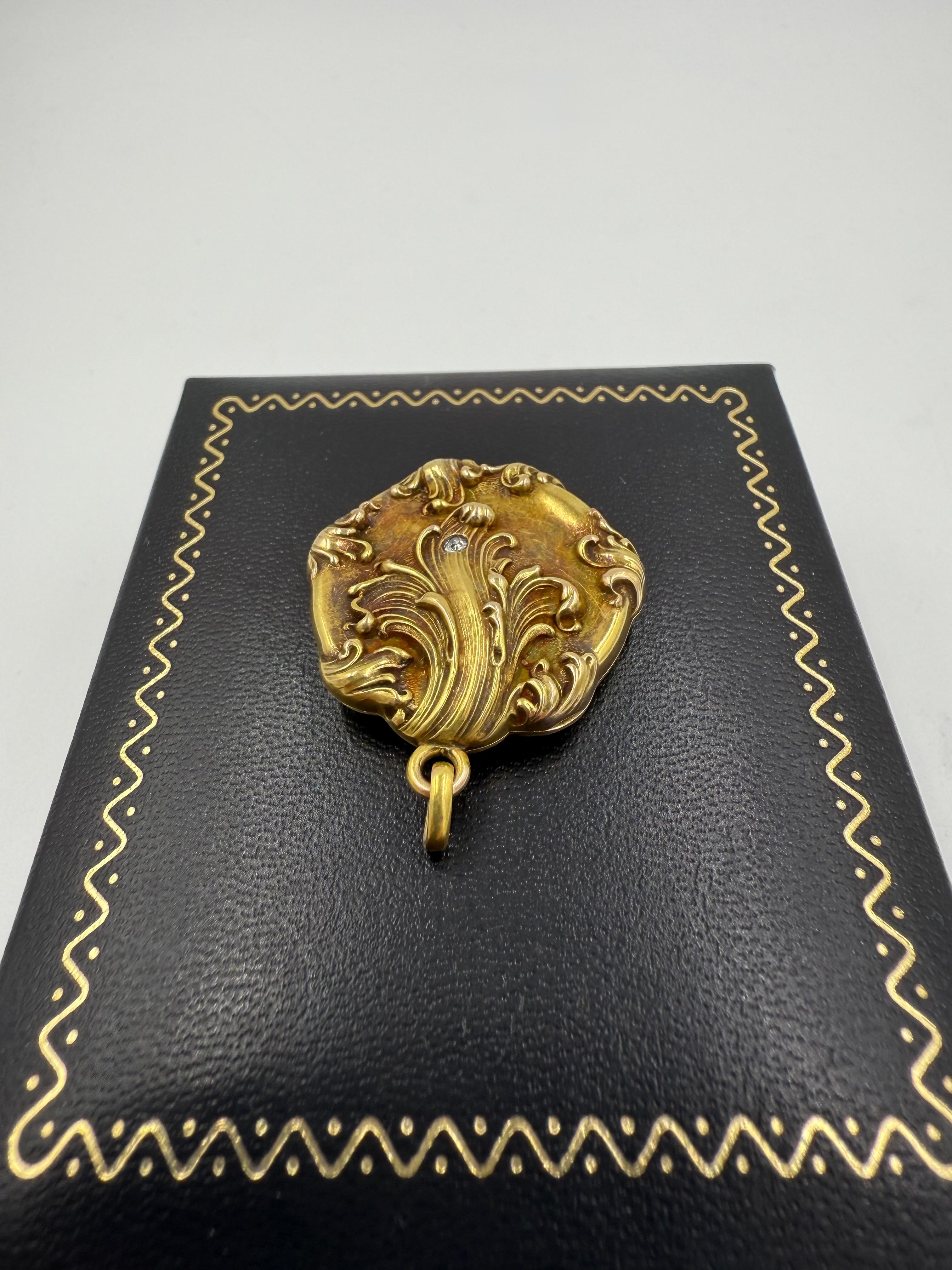 Medallón de oro con diamantes Art Nouveau Circa 1905 Talla antigua en venta