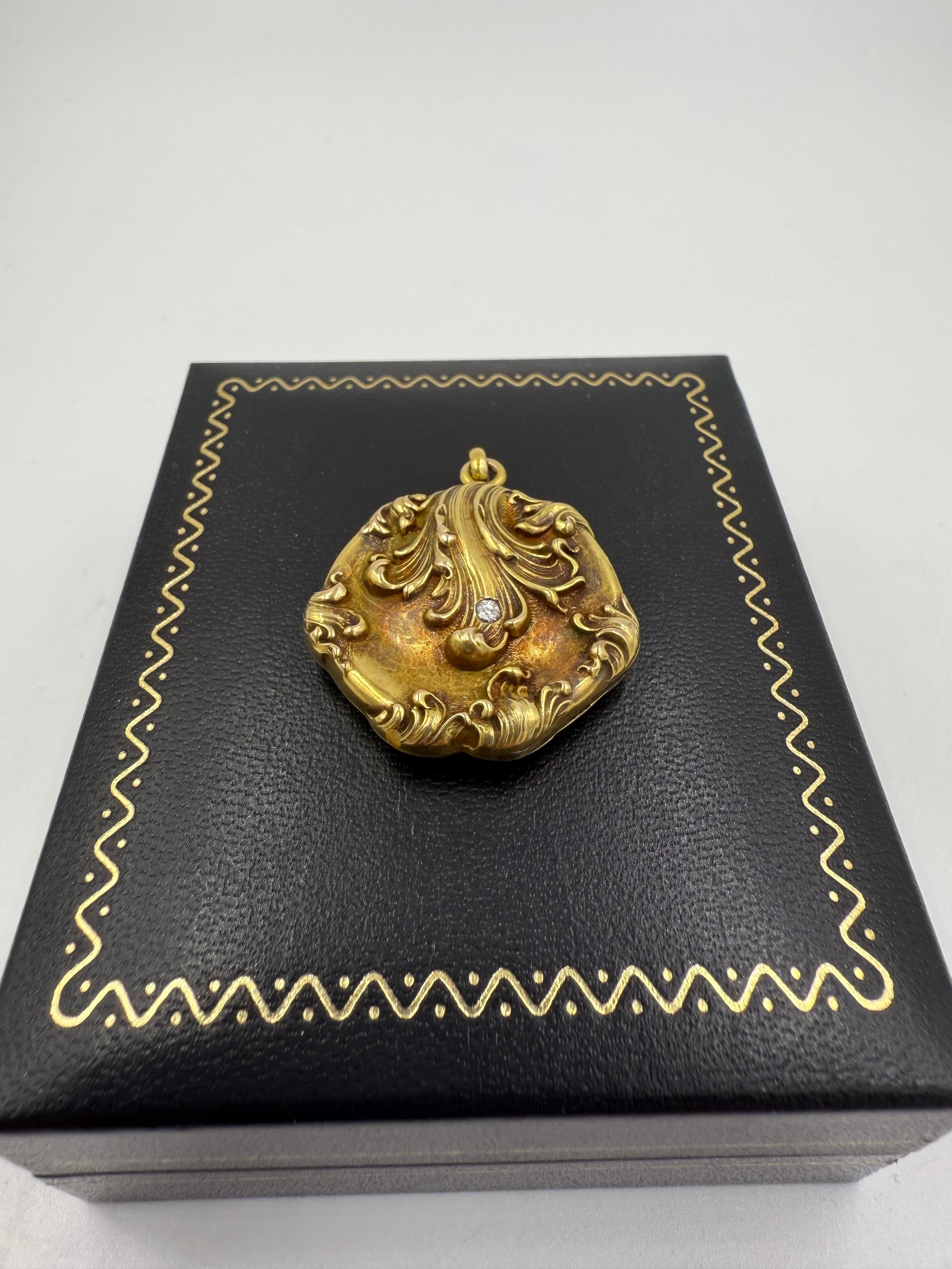 Femenino o masculino Medallón de oro con diamantes Art Nouveau Circa 1905 en venta