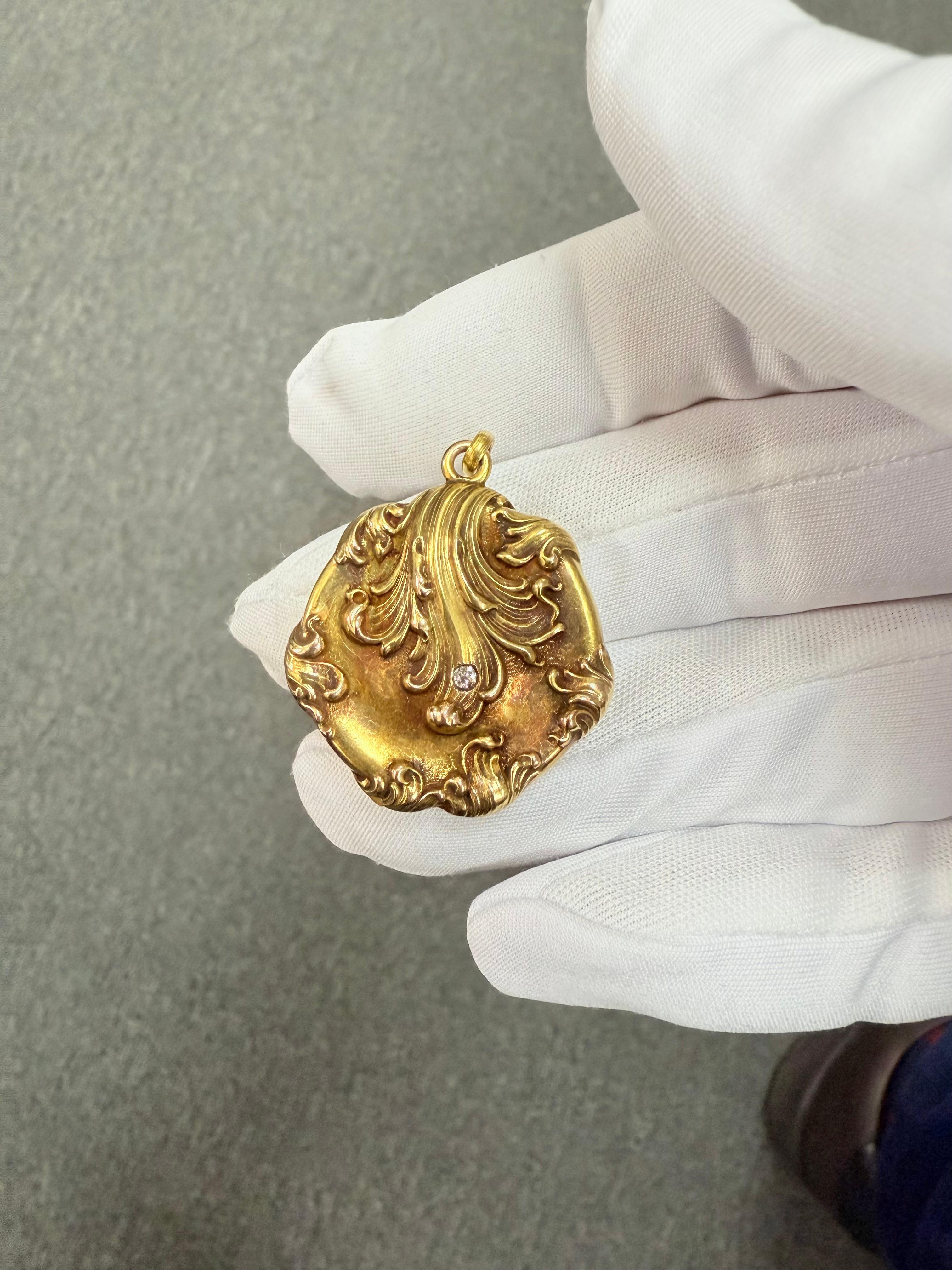 Medallón de oro con diamantes Art Nouveau Circa 1905 en venta 2