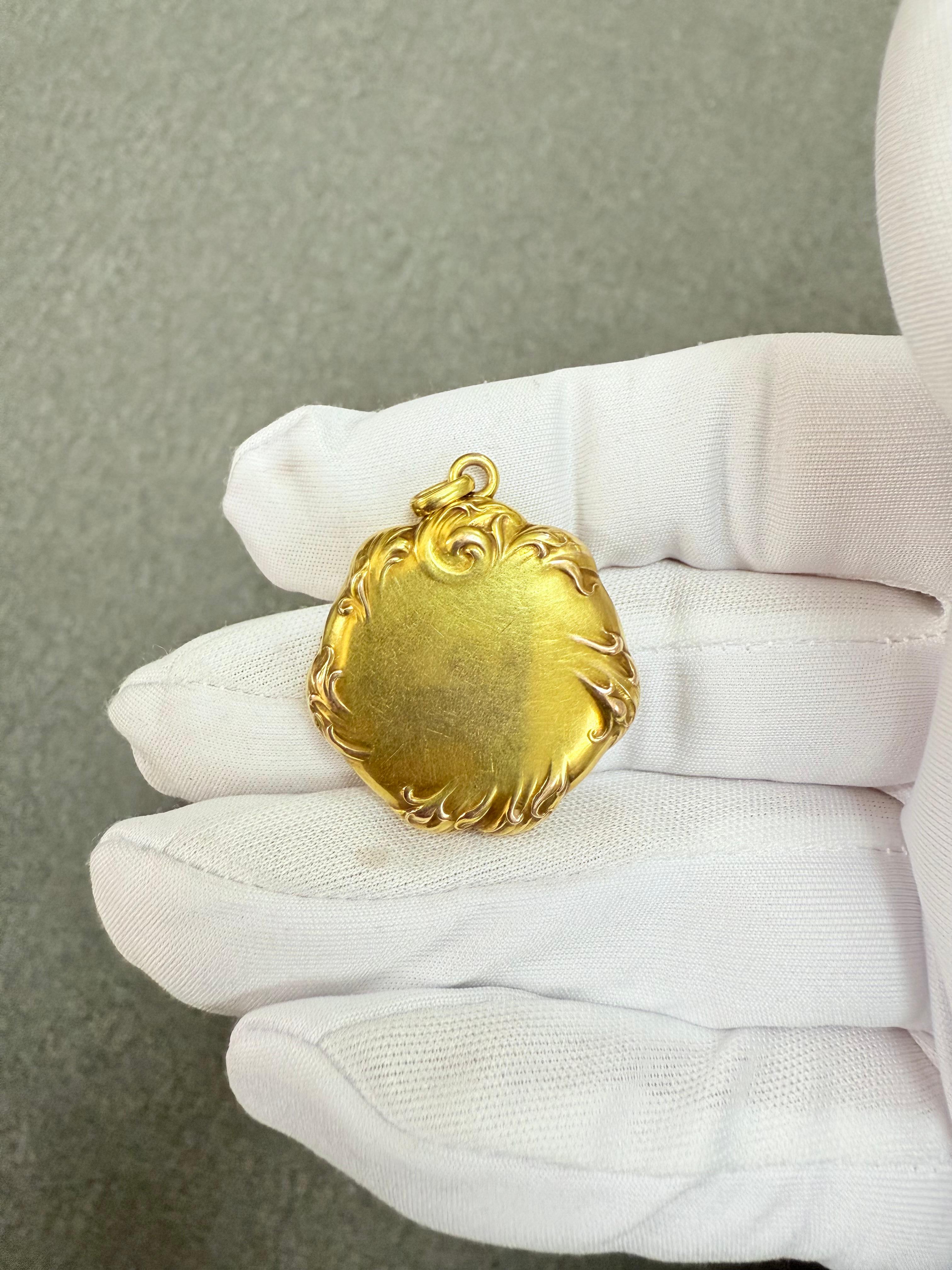 Medallón de oro con diamantes Art Nouveau Circa 1905 en venta 3
