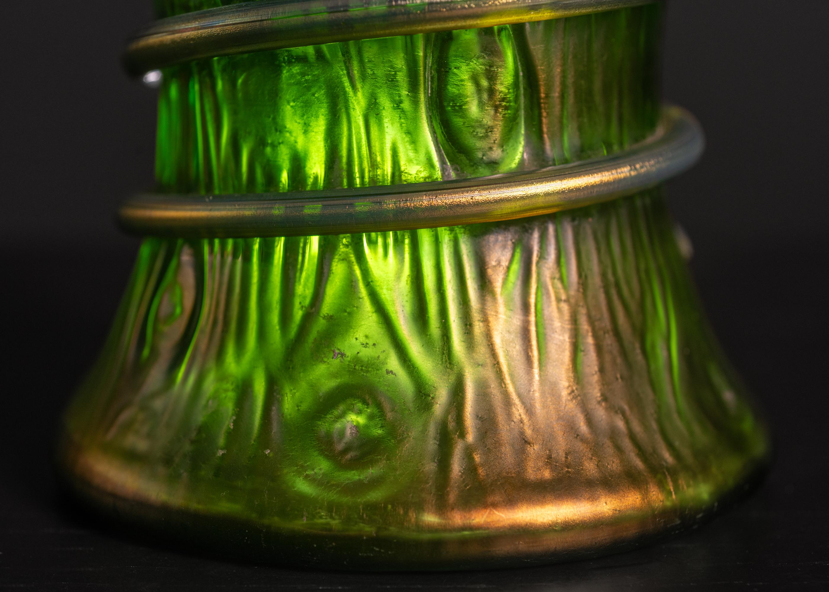 Art Nouveau Gold & Green Glass Snake Vase by Johann Loetz Witwe For Sale 3