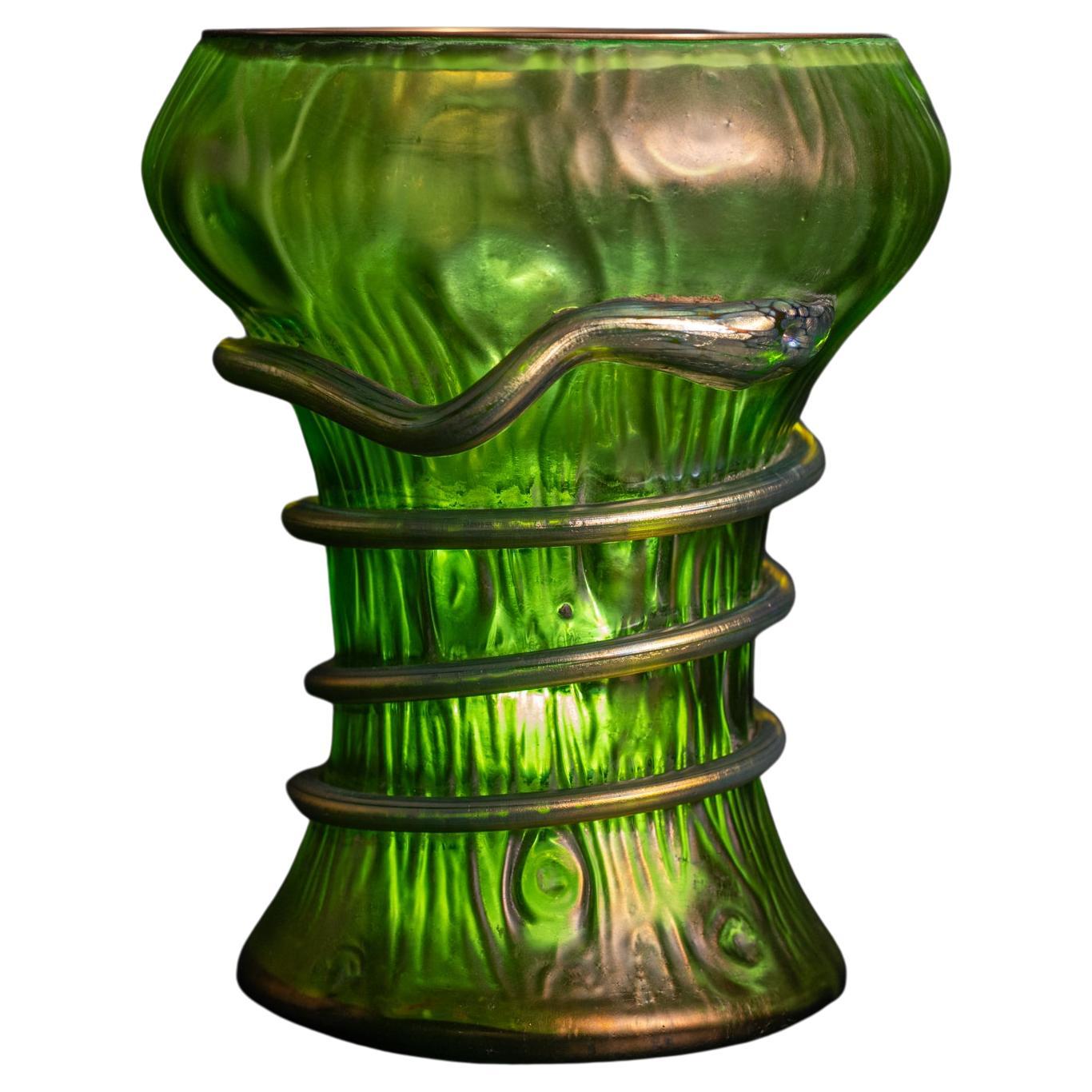 Vase serpent Art Nouveau or et vert de Johann Loetz Witwe en vente