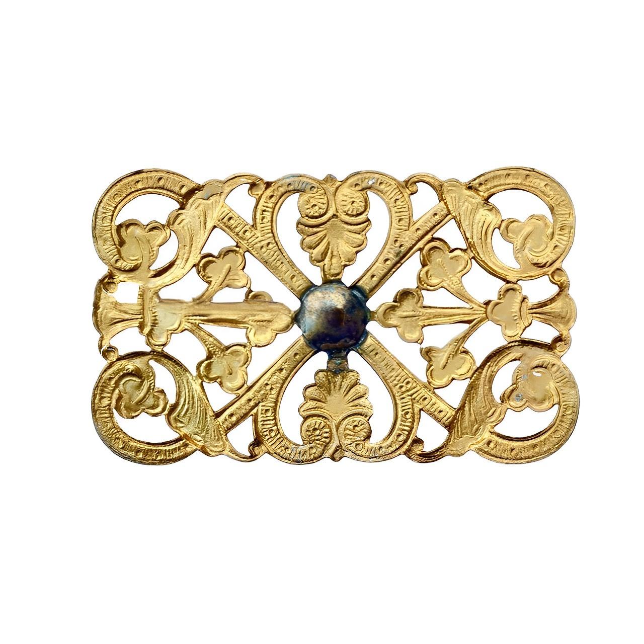 Alfiler de sombrero Art Nouveau ornamentado y chapado en oro, con una preciosa parte superior rectangular decorada con motivos florales y remolinos. La parte superior mide 5,35 cm de largo por 3,35 cm de ancho, y el pasador mide 24,8 pulgadas. El