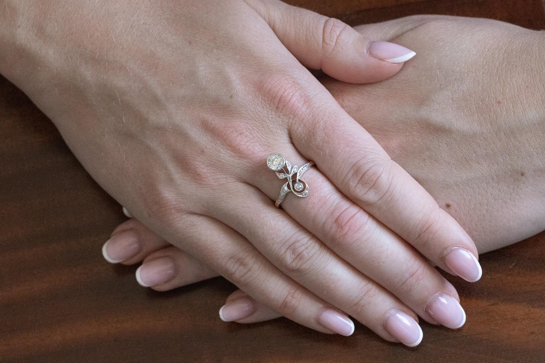Women's Art Nouveau gold ring with a 0.70ct old brilliant-cut diamond, Austria-Hungary For Sale