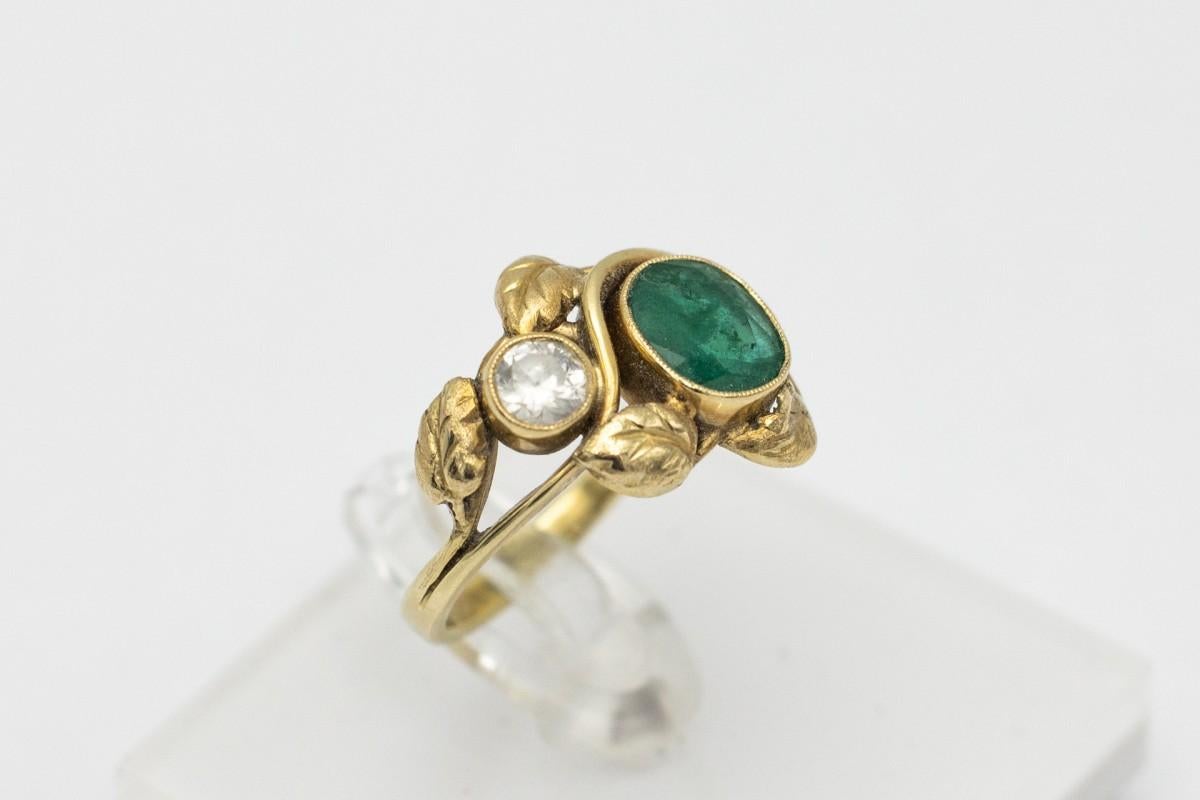 Oval Cut Art Nouveau gold ring with a emerald and a diamond, Austria, early 20th century. For Sale