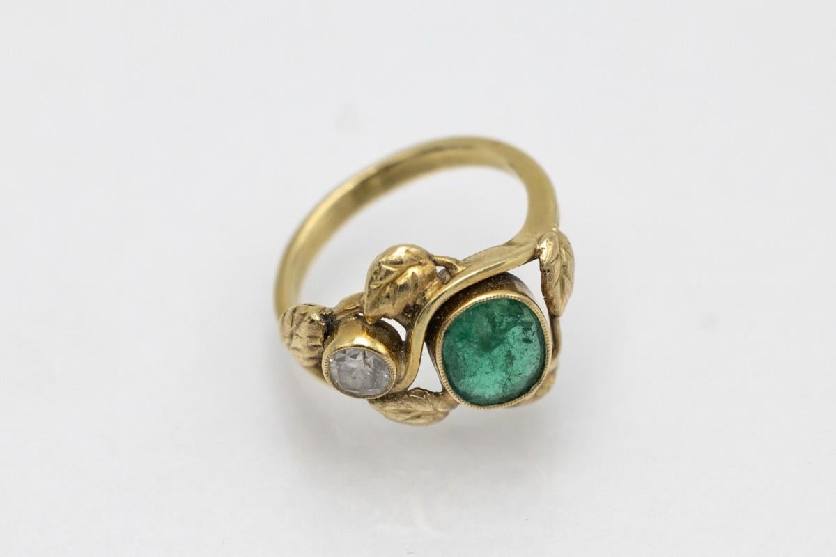 Art Nouveau gold ring with a emerald and a diamond, Austria, early 20th century. In Good Condition For Sale In Chorzów, PL