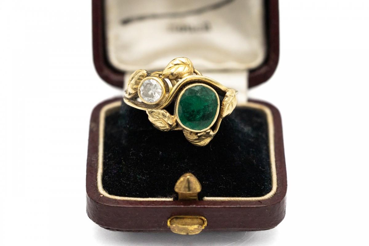 Women's or Men's Art Nouveau gold ring with a emerald and a diamond, Austria, early 20th century. For Sale