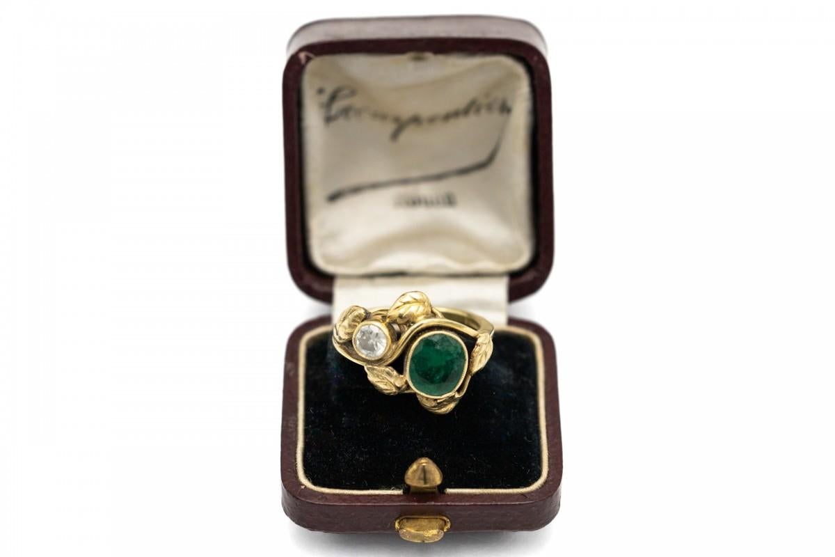 Art Nouveau gold ring with a emerald and a diamond, Austria, early 20th century. For Sale 1