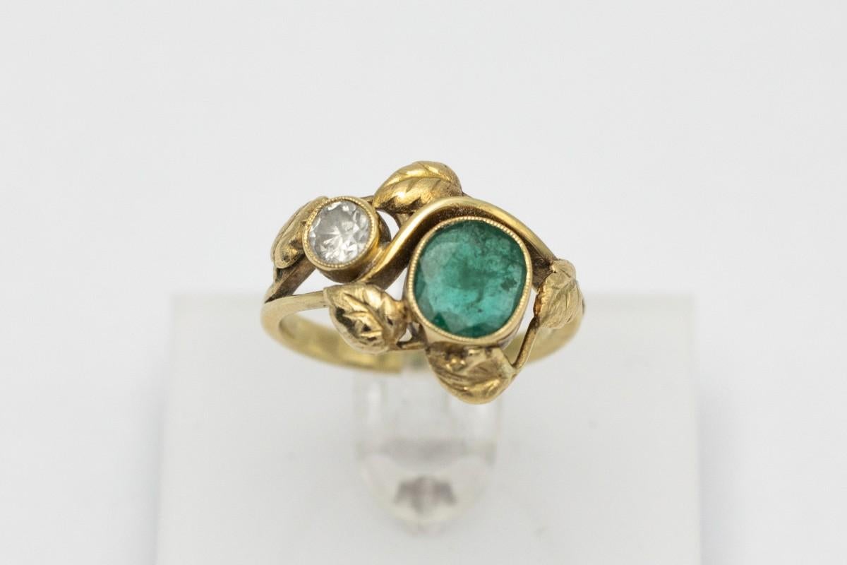 Art Nouveau gold ring with a emerald and a diamond, Austria, early 20th century. For Sale 2