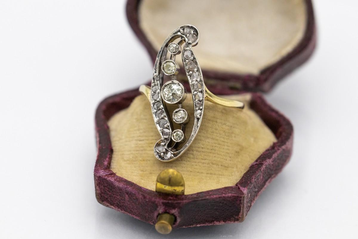 Goldring im Jugendstil mit Diamanten, frühes 20. Jahrhundert. (Art nouveau) im Angebot